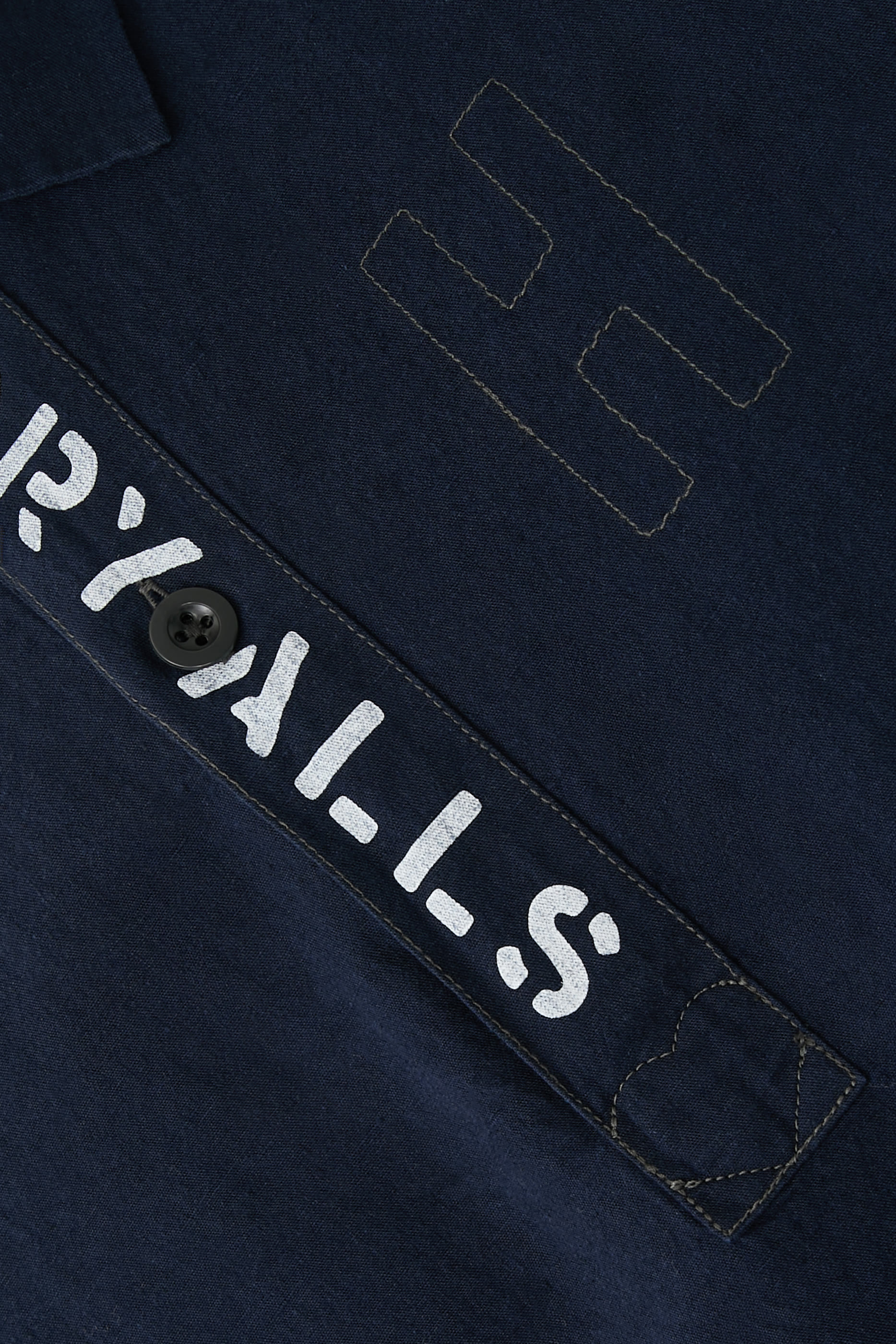 قميص تينسيل بنمط كنزة بنقشة غرافيكية