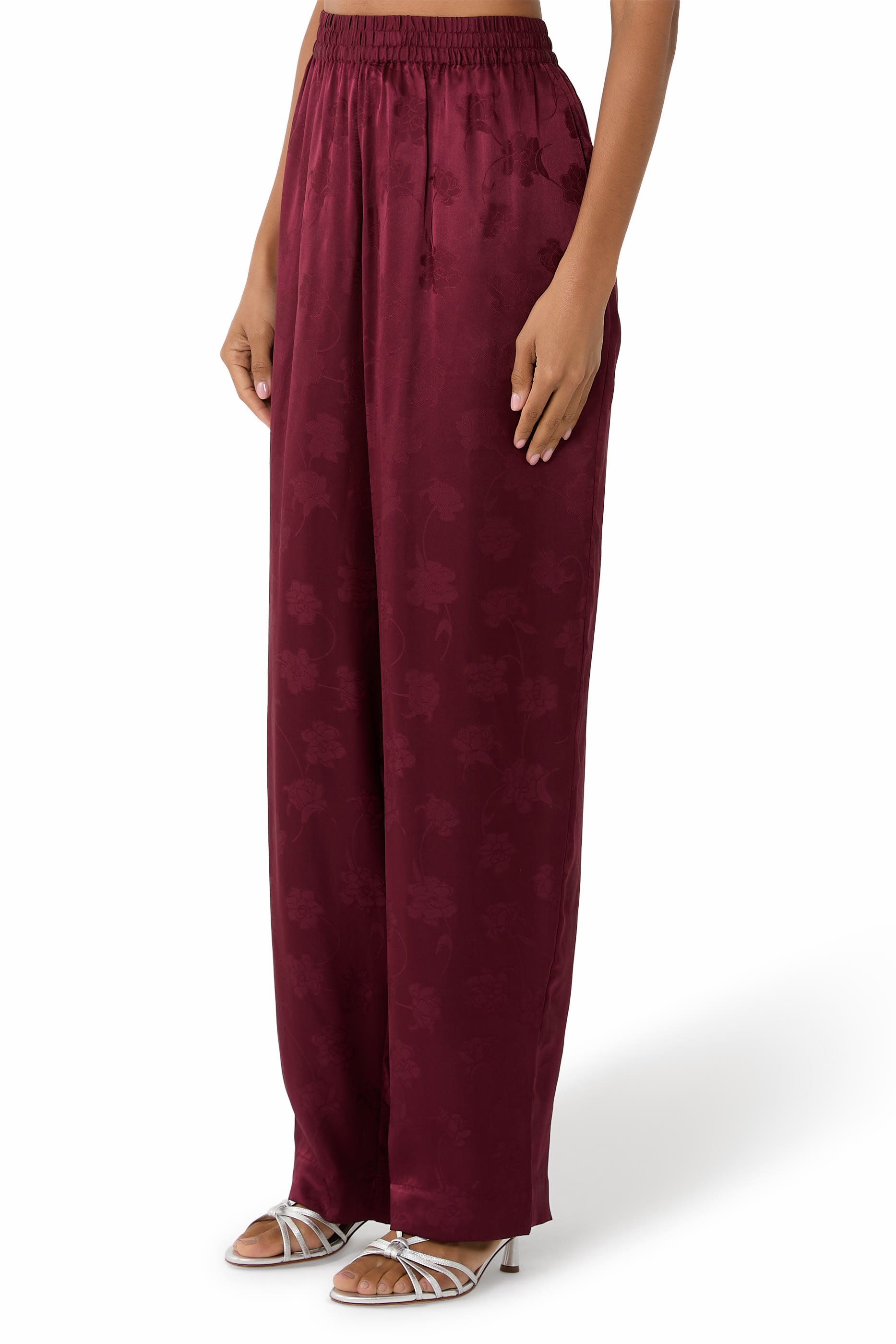 بنطال بقصة تضيق باتجاه الأسفل حرير