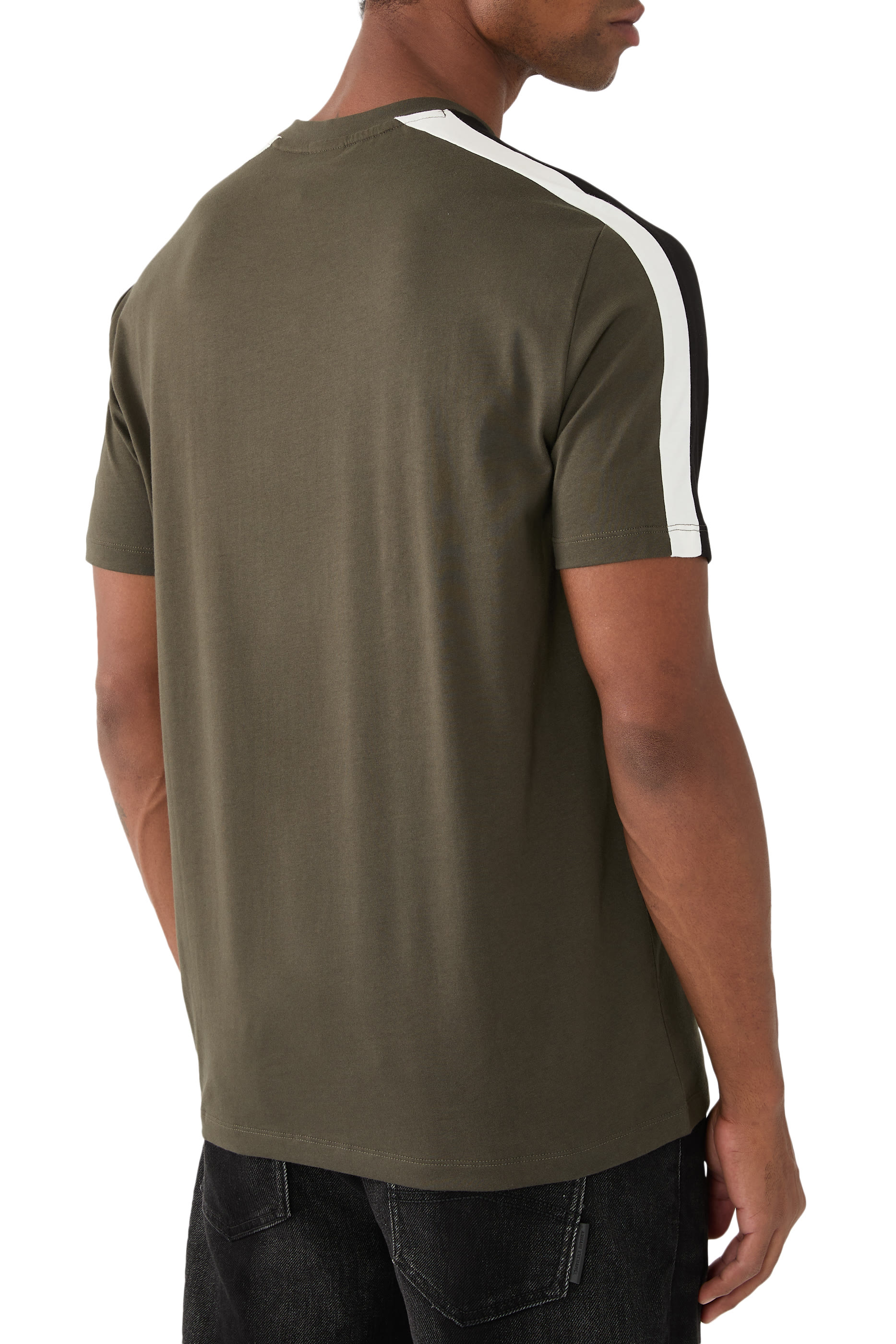 تيشيرت بياقة ضيقة بنقشة شعار الماركة