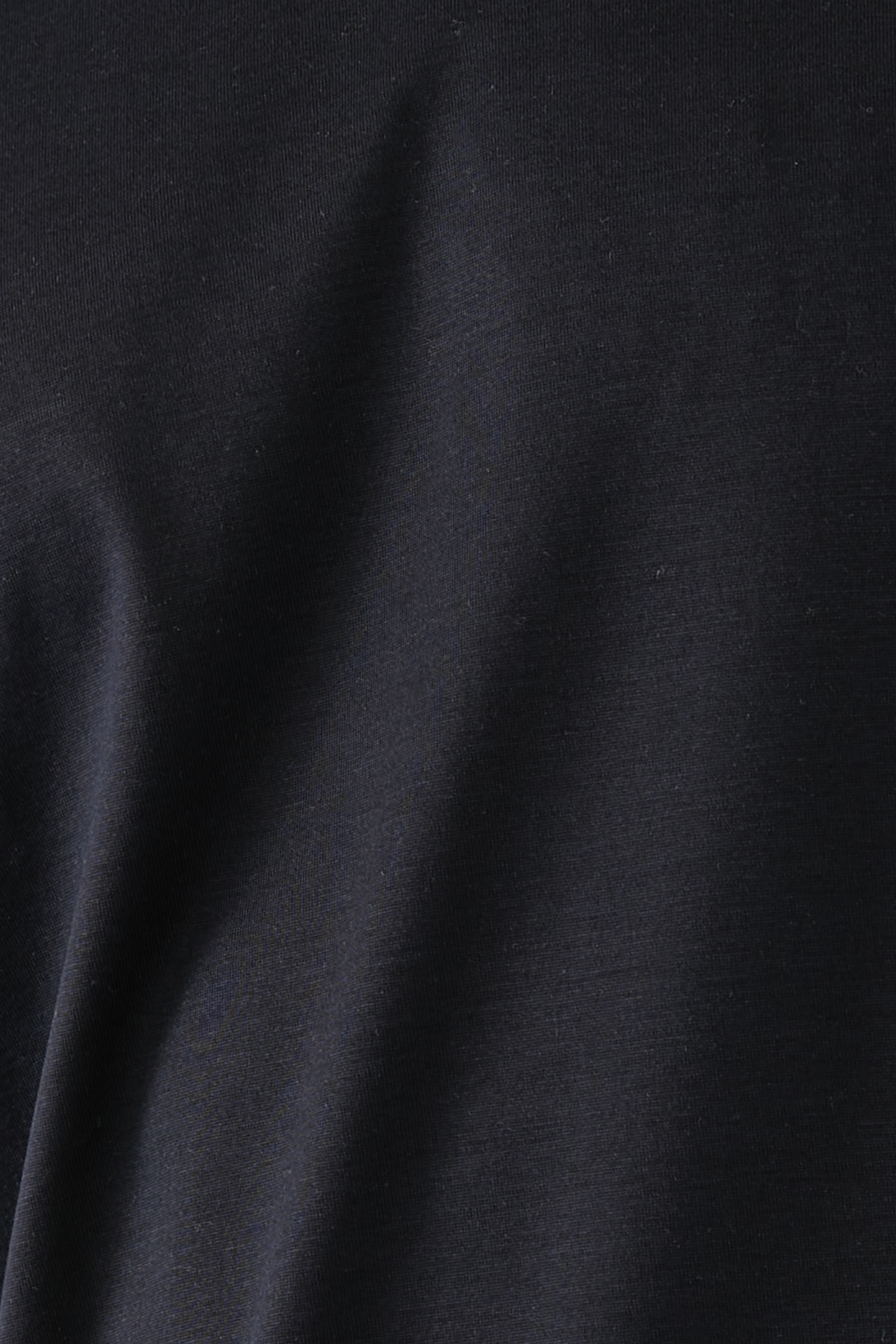 تيشيرت بياقة ضيقة بشعار الماركة