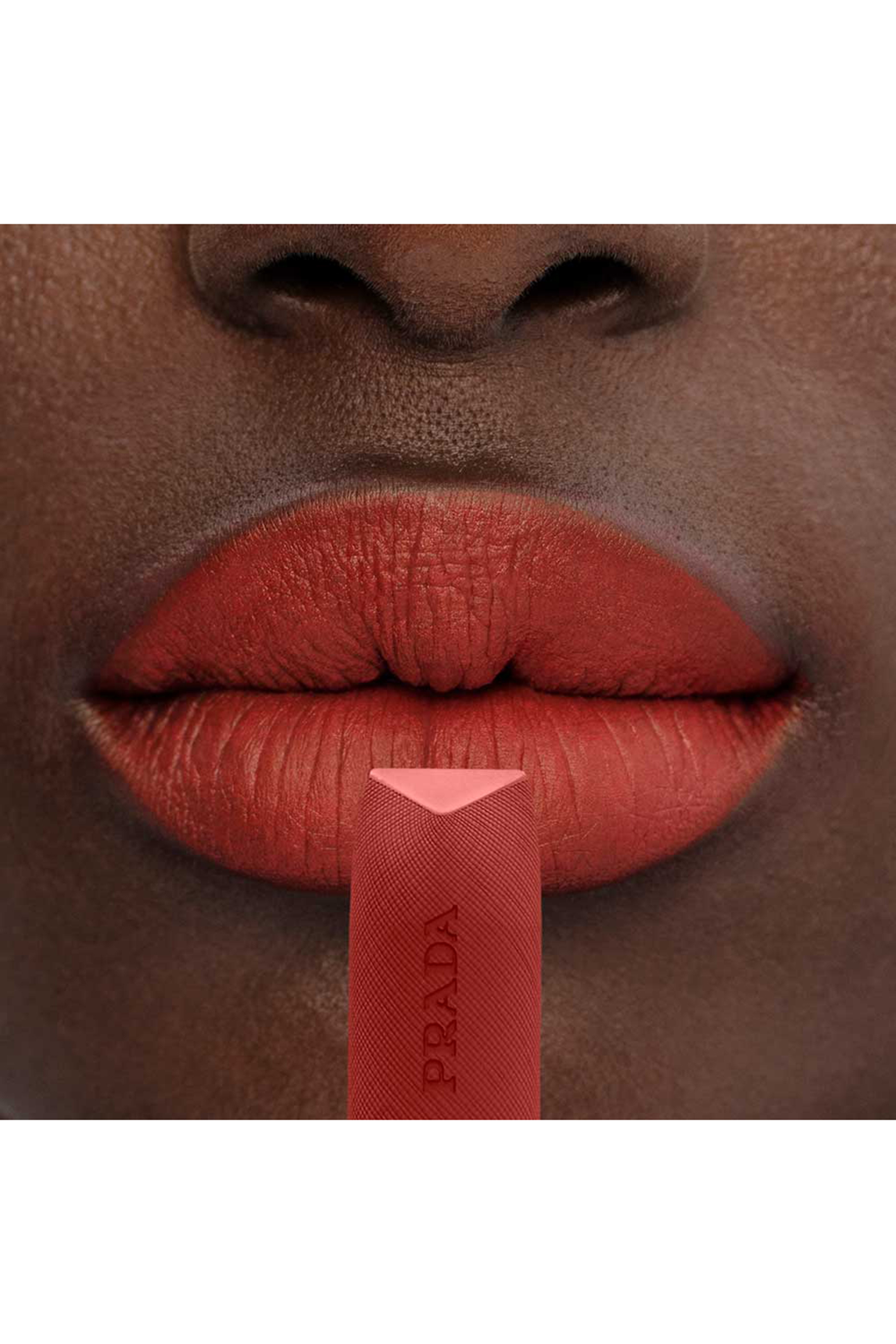 أحمر شفاه مونوكروم هايبر غير لامع