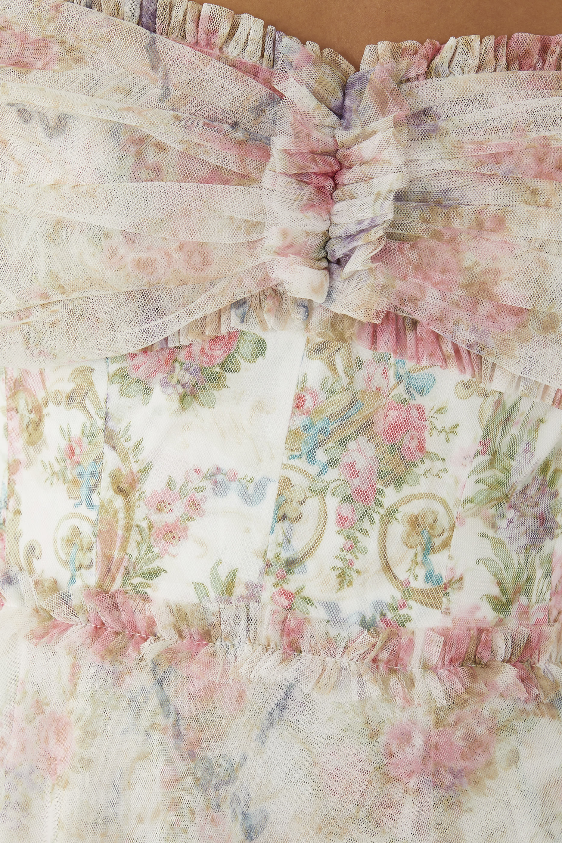 فستان سهرة غريس بأكتاف متساقطة ونقشة إكليل الغار