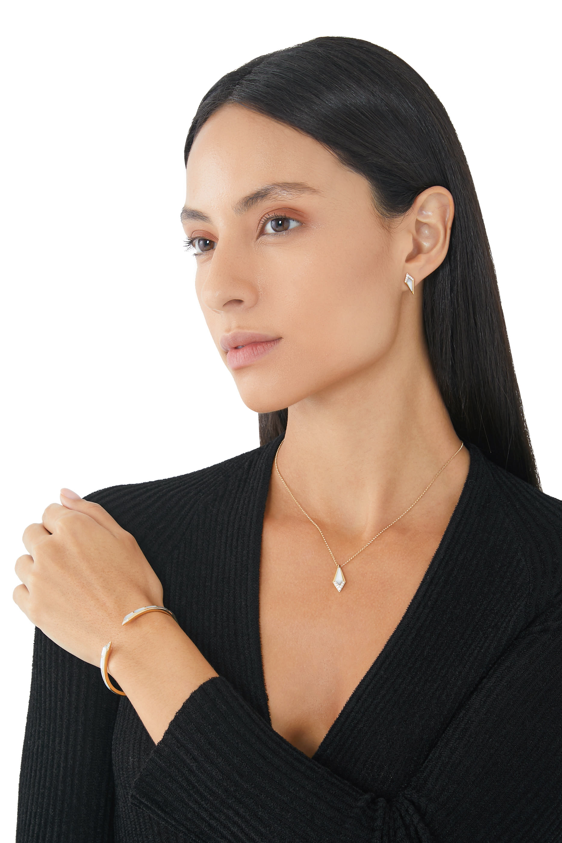 أقراط مرصعة بعرق اللؤلؤ