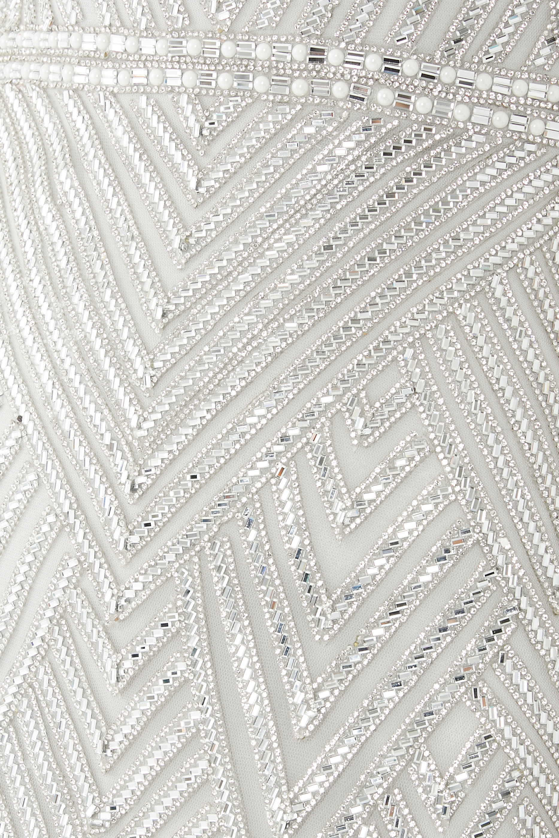 فستان طويل مطرز بالخرز