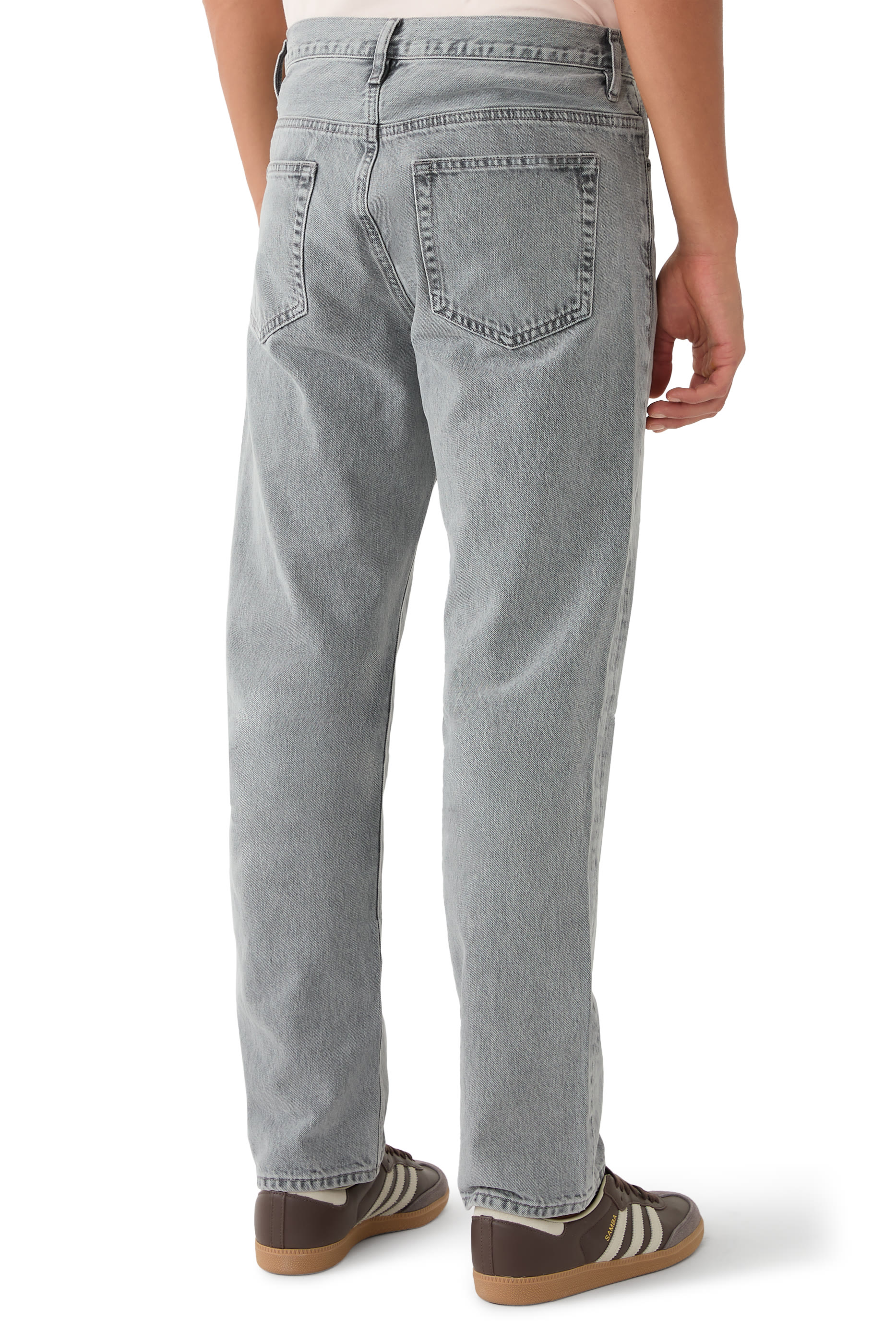 بنطال جينز بقصة ساق مستقيمة