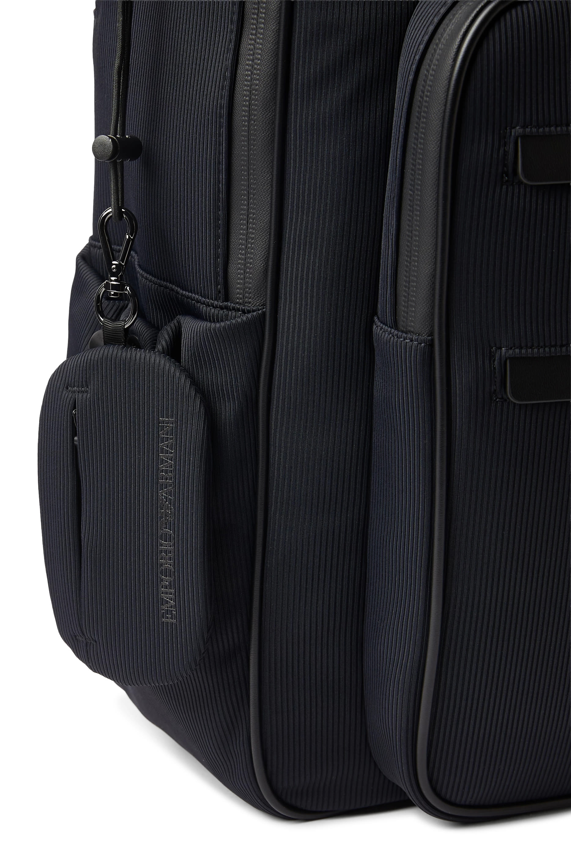 حقيبة ظهر بشعار الماركة