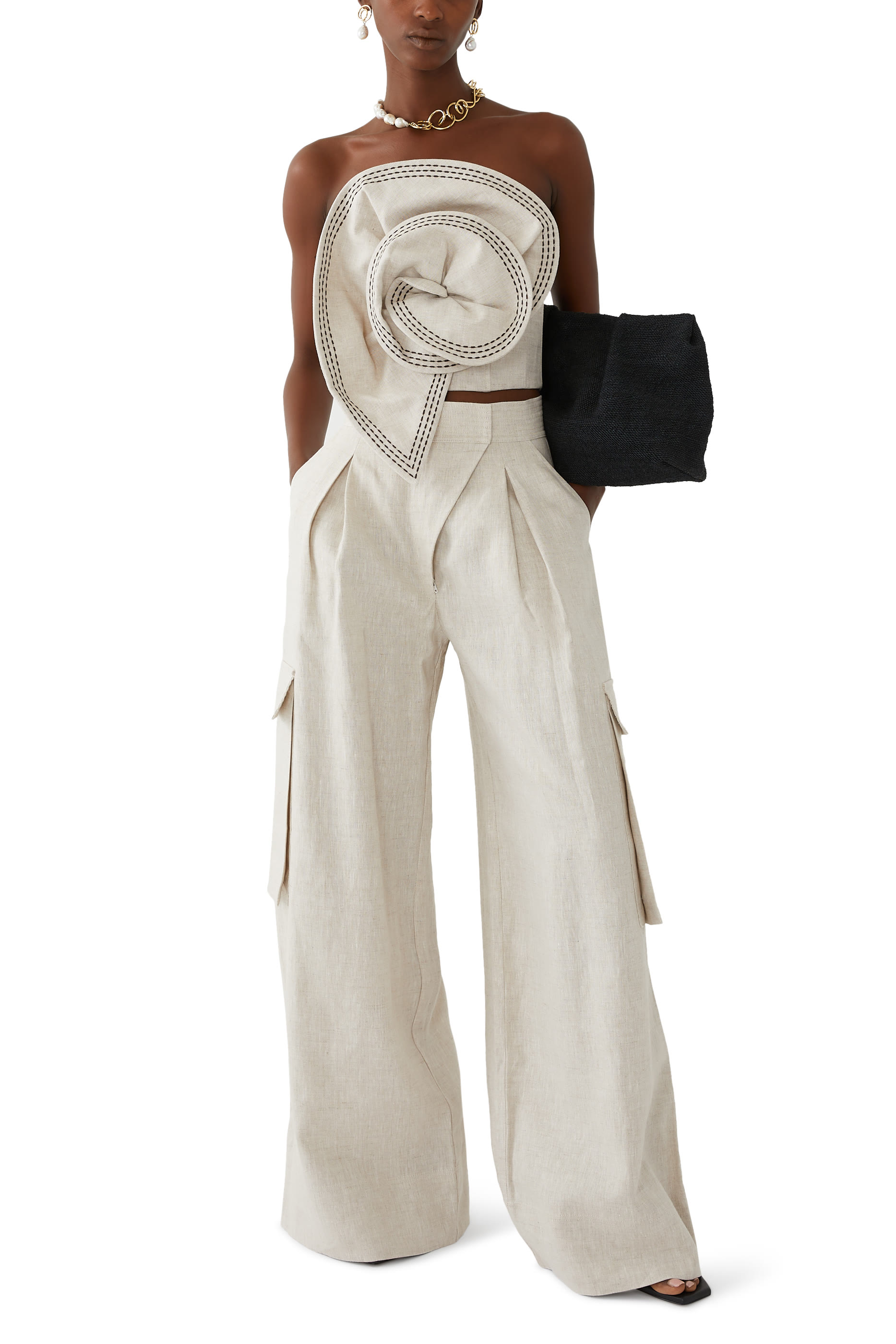 بلوزة فوسيلز بتطريزات وقصة قصيرة