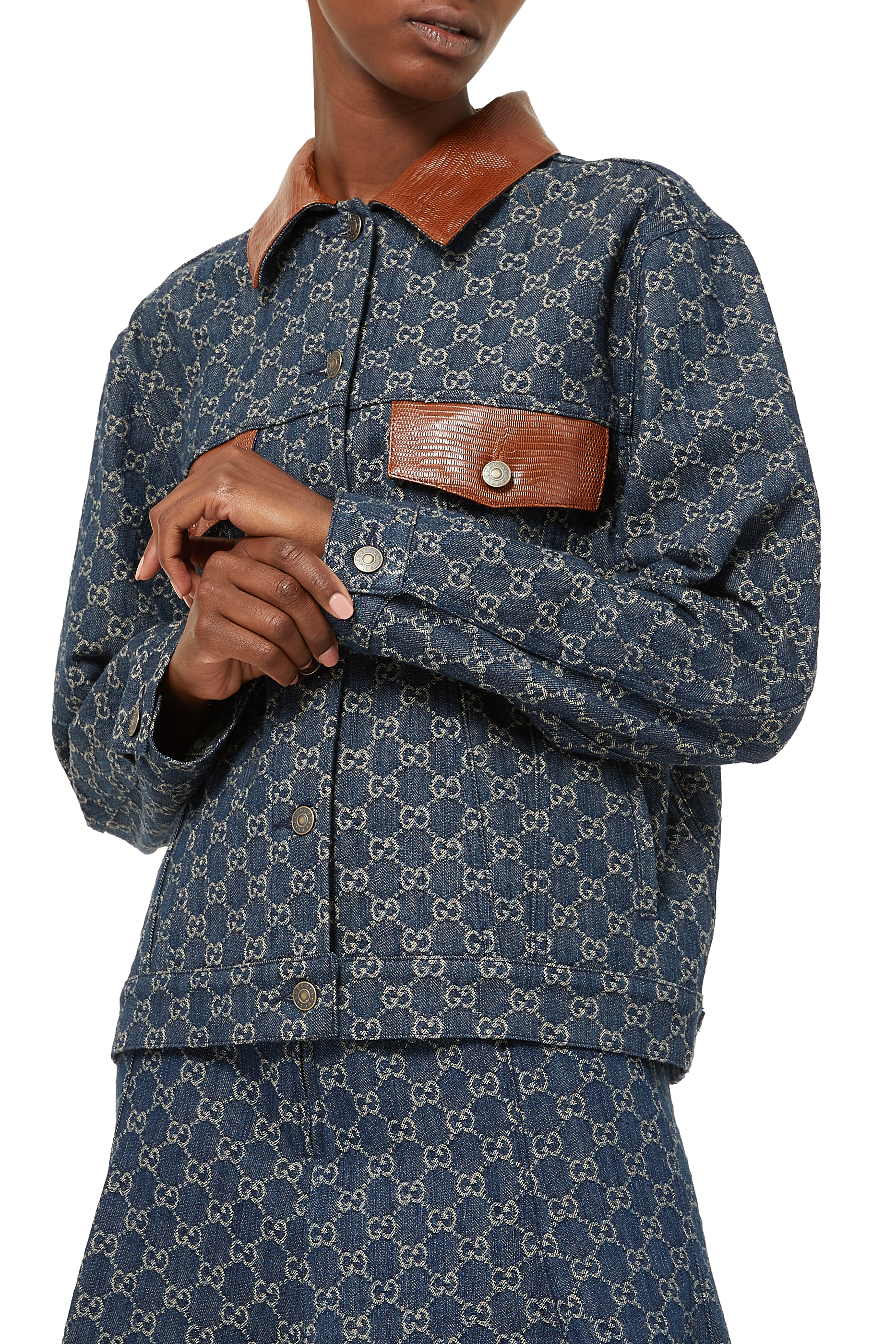 جاكيت جينز جاكار بحواف جلد بنقشة السحلية