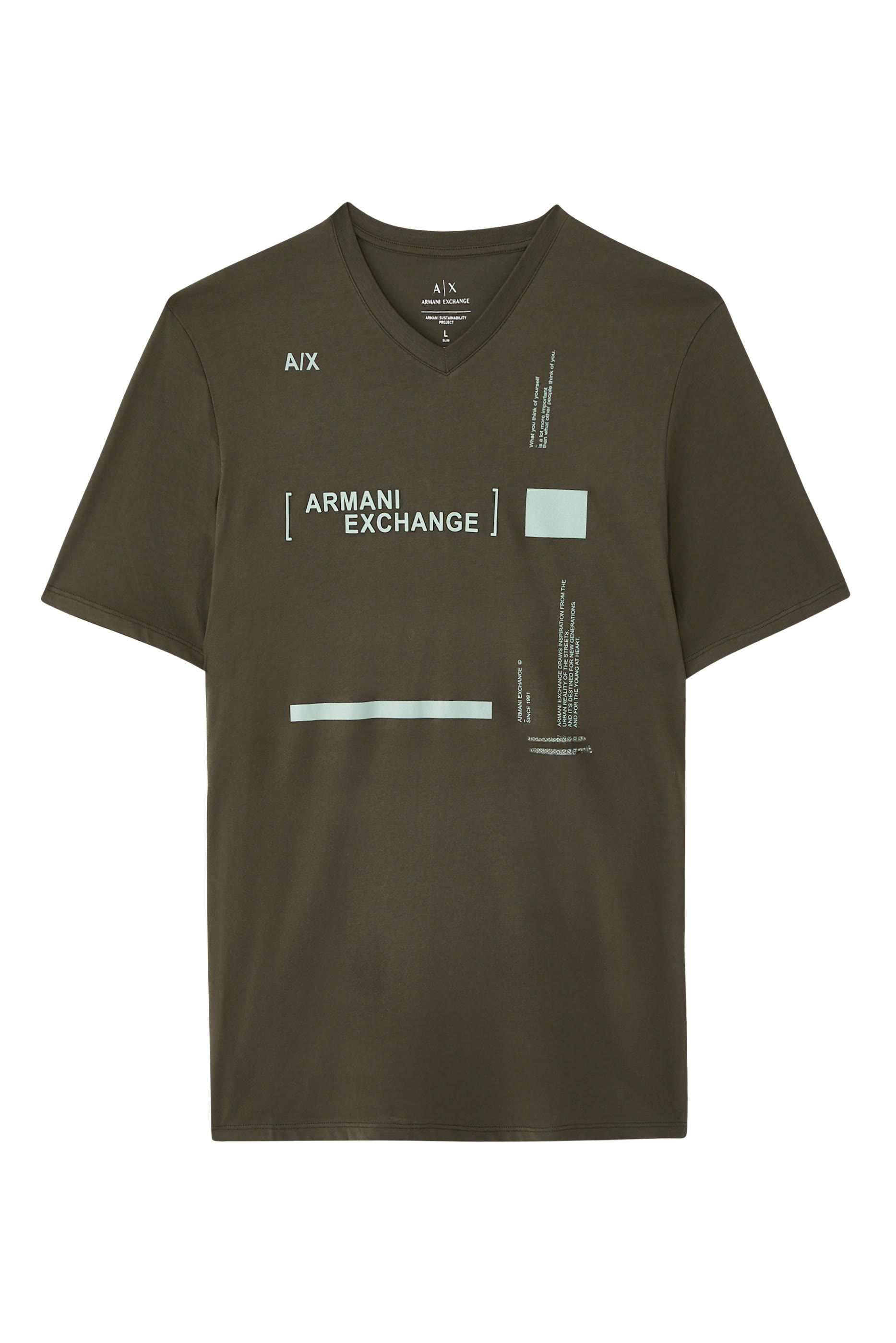 تيشيرت بقصة ضيقة وياقة على شكل حرف V