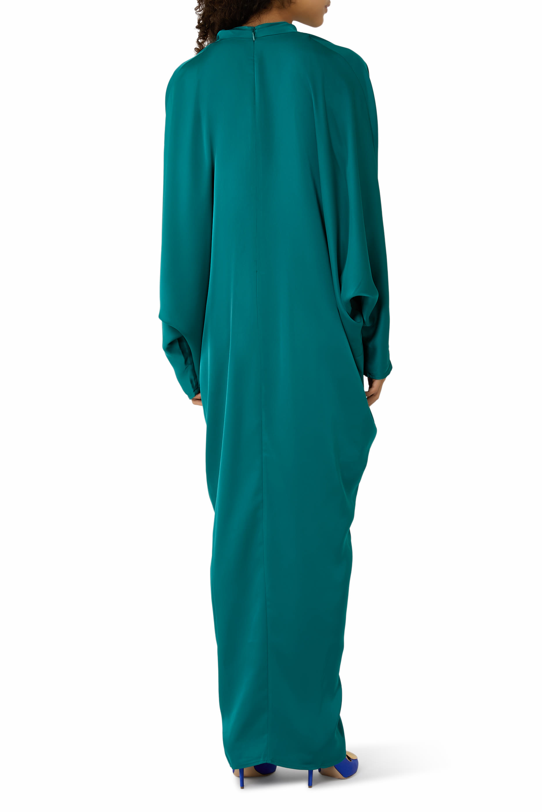 فستان تينا طويل بياقة عميقة ساتان مطرز