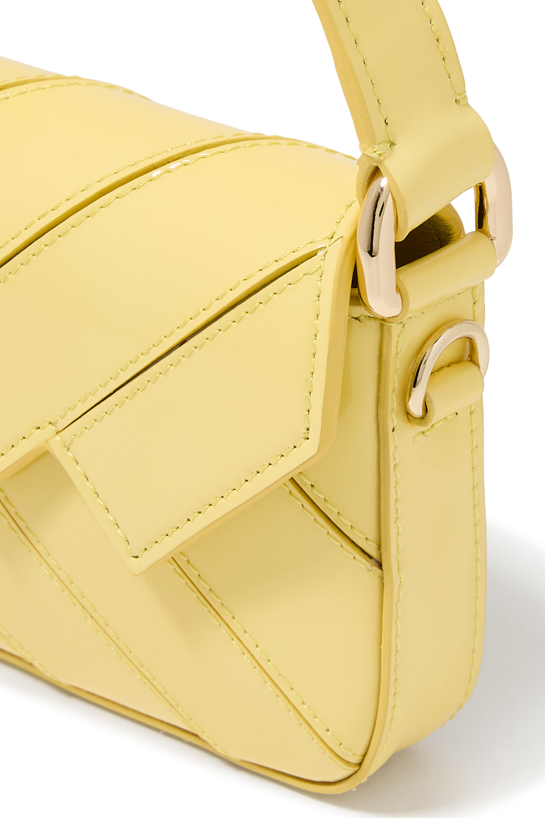 حقيبة كتف صغيرة جلد لامع بتصميم مموج