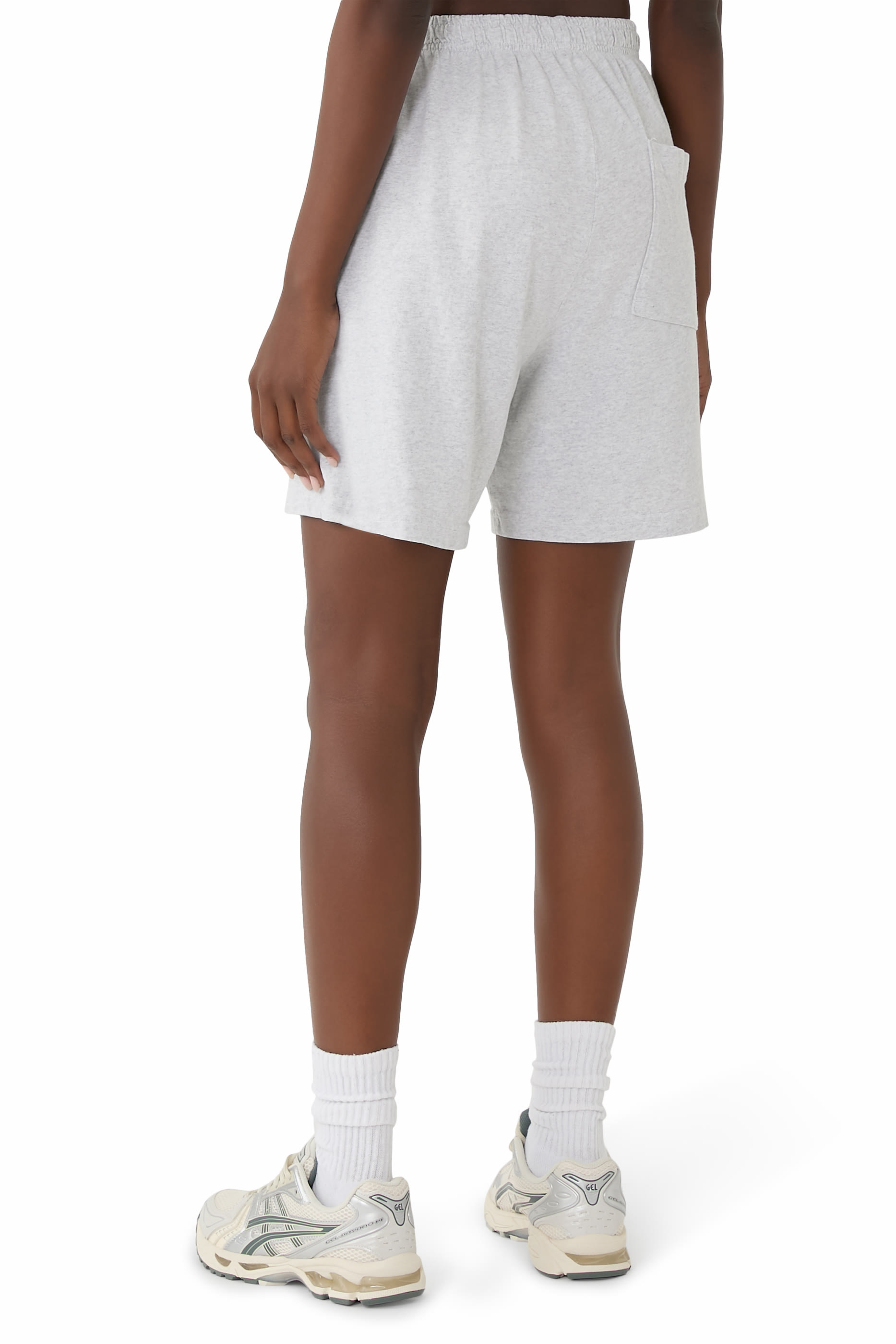 شورت رياضي بشعار الماركة بتصميم جامعي