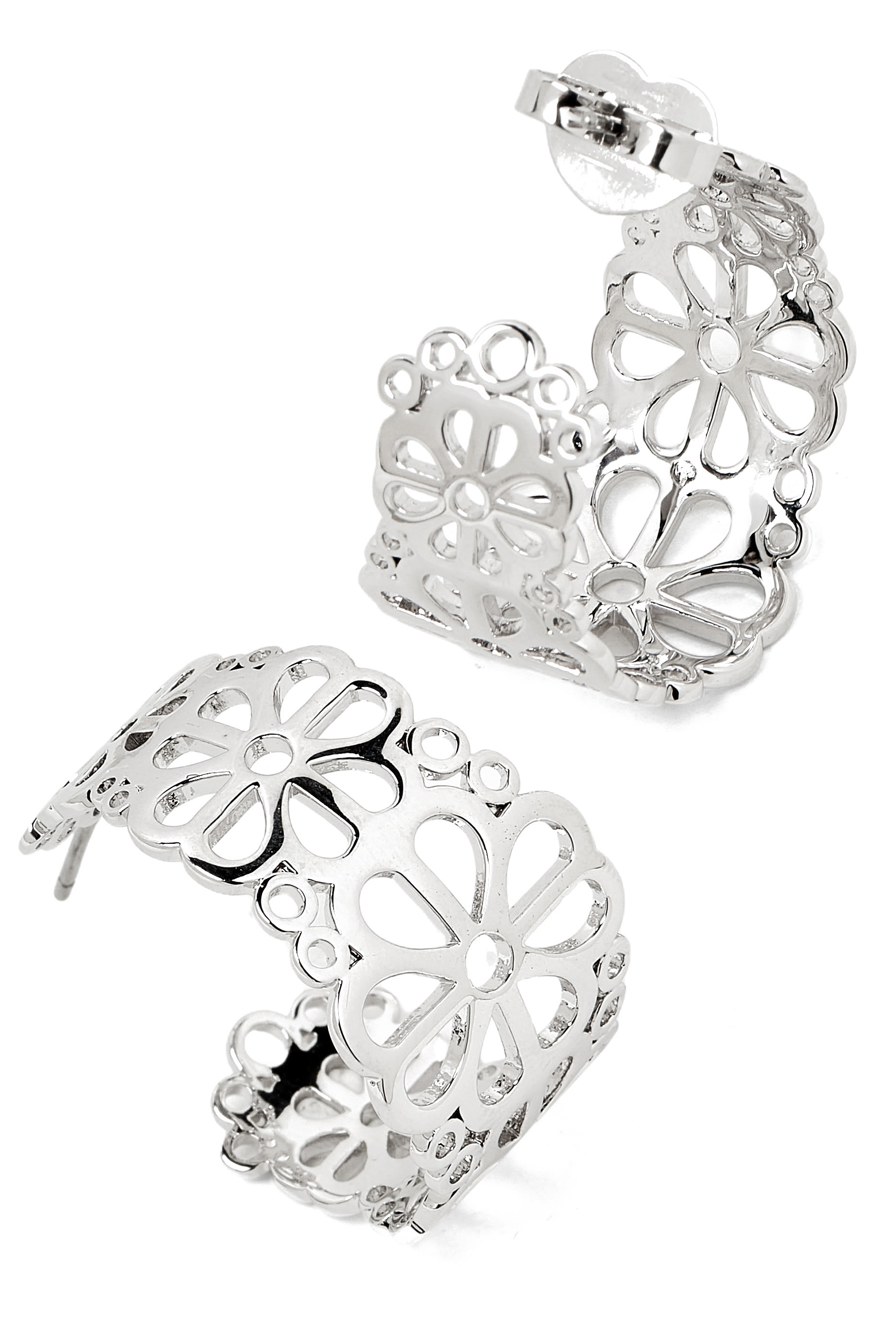 أقراط دائرية بفتحات وزهور بالشكل البستوني، معدن مطلي وفولاذ