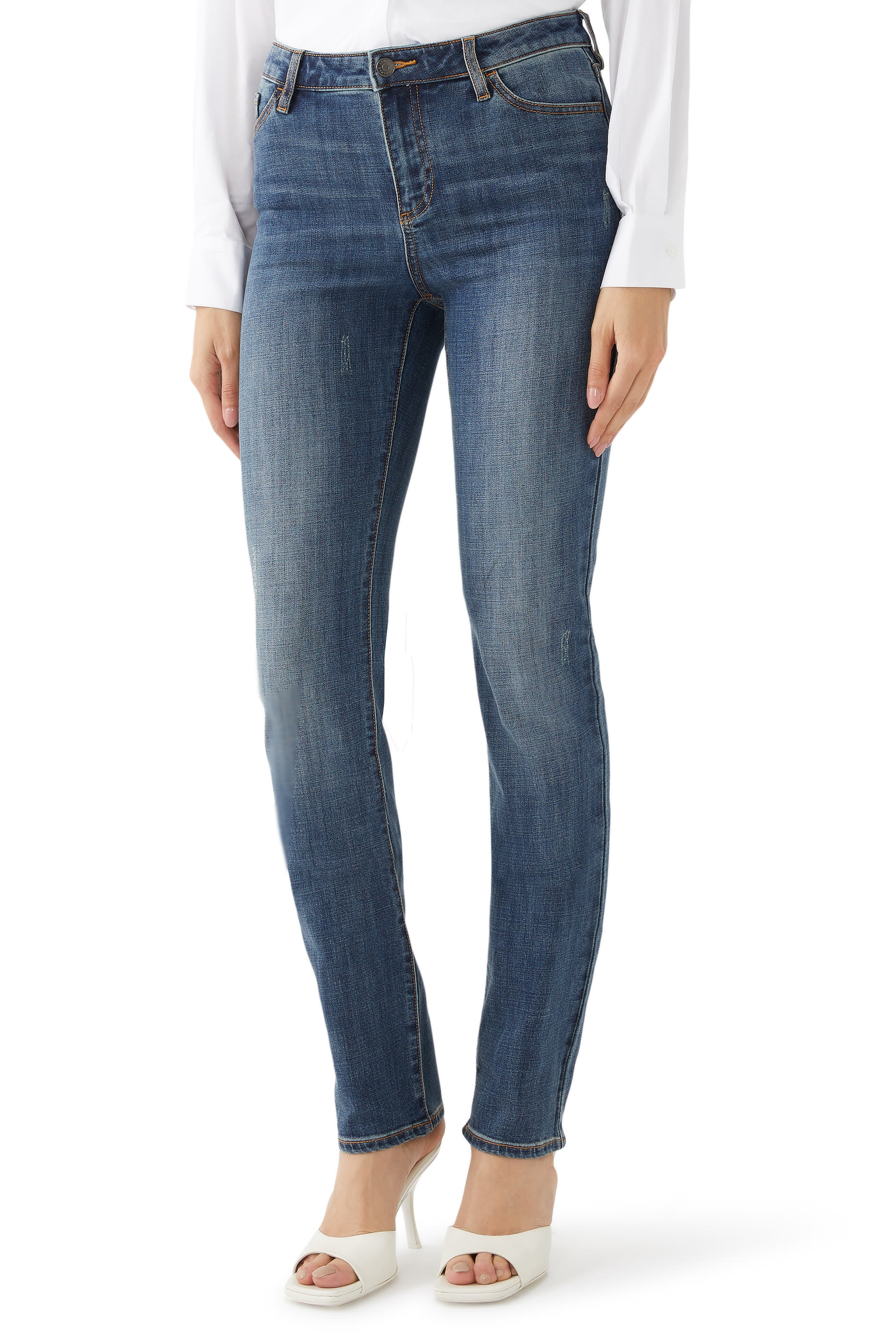 بنطال جينز بقصة ضيقة