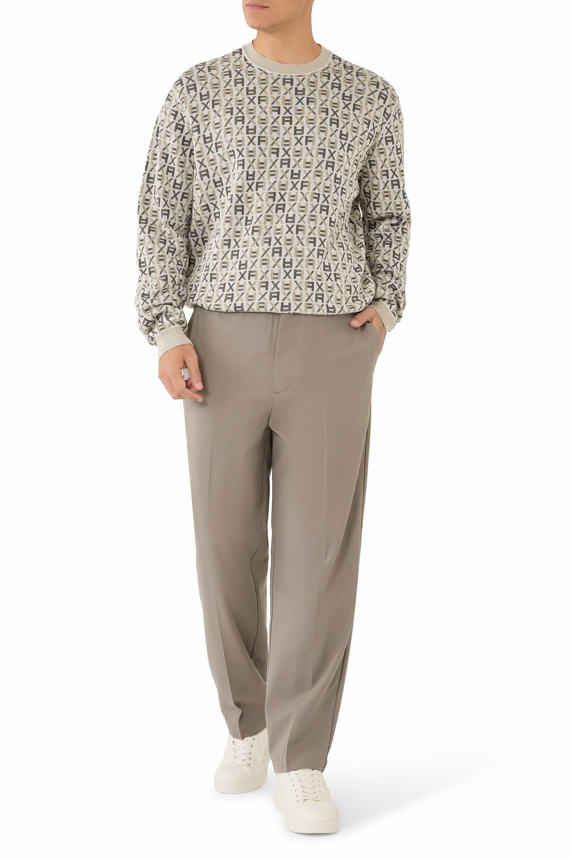 كنزة مزينة كليا بشعار الماركة