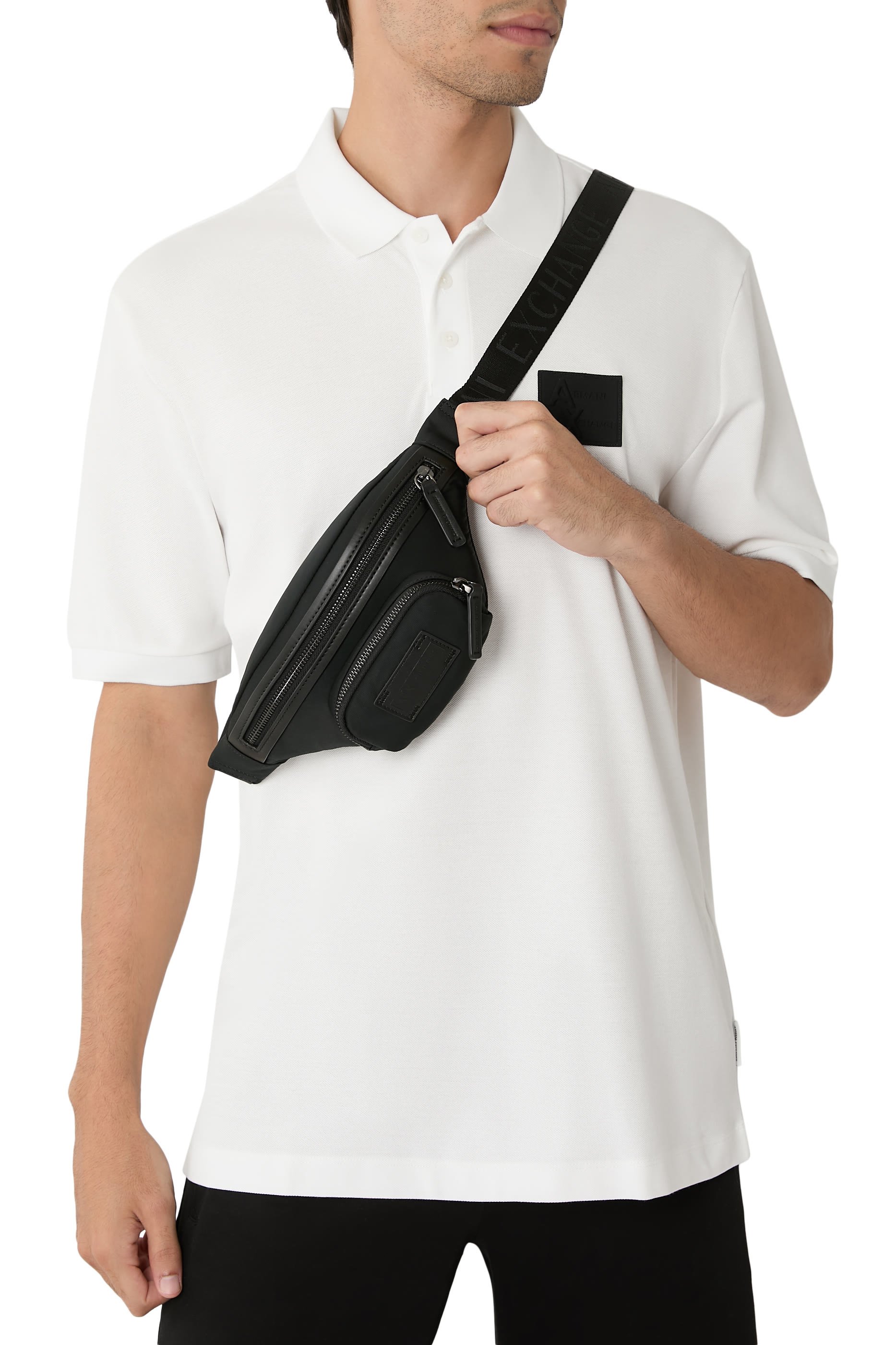  حقيبة بحزام مزينة برقعة شعار الماركة معدنية