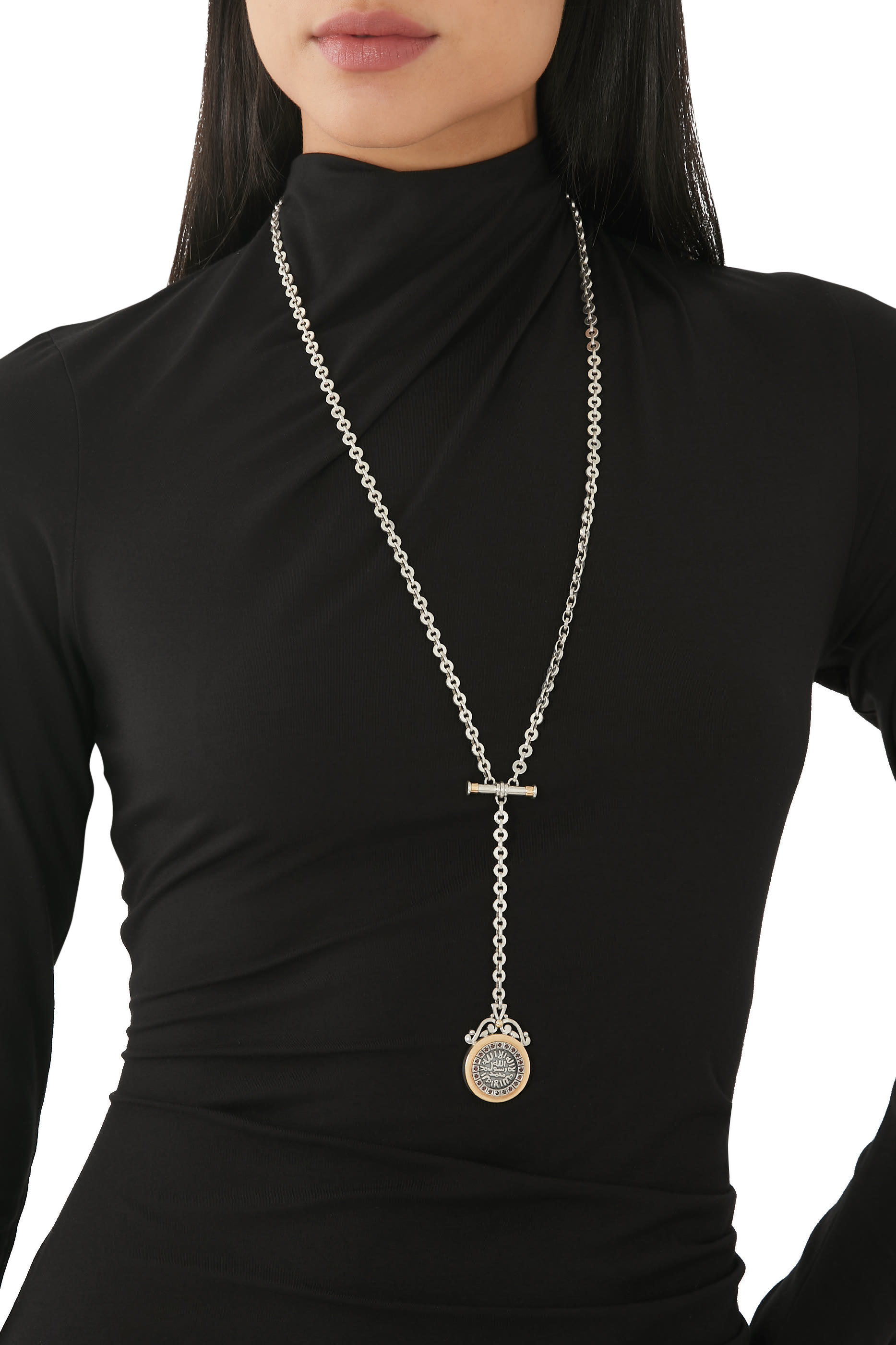 قلادة بدلاية على شكل عملة إسلامية