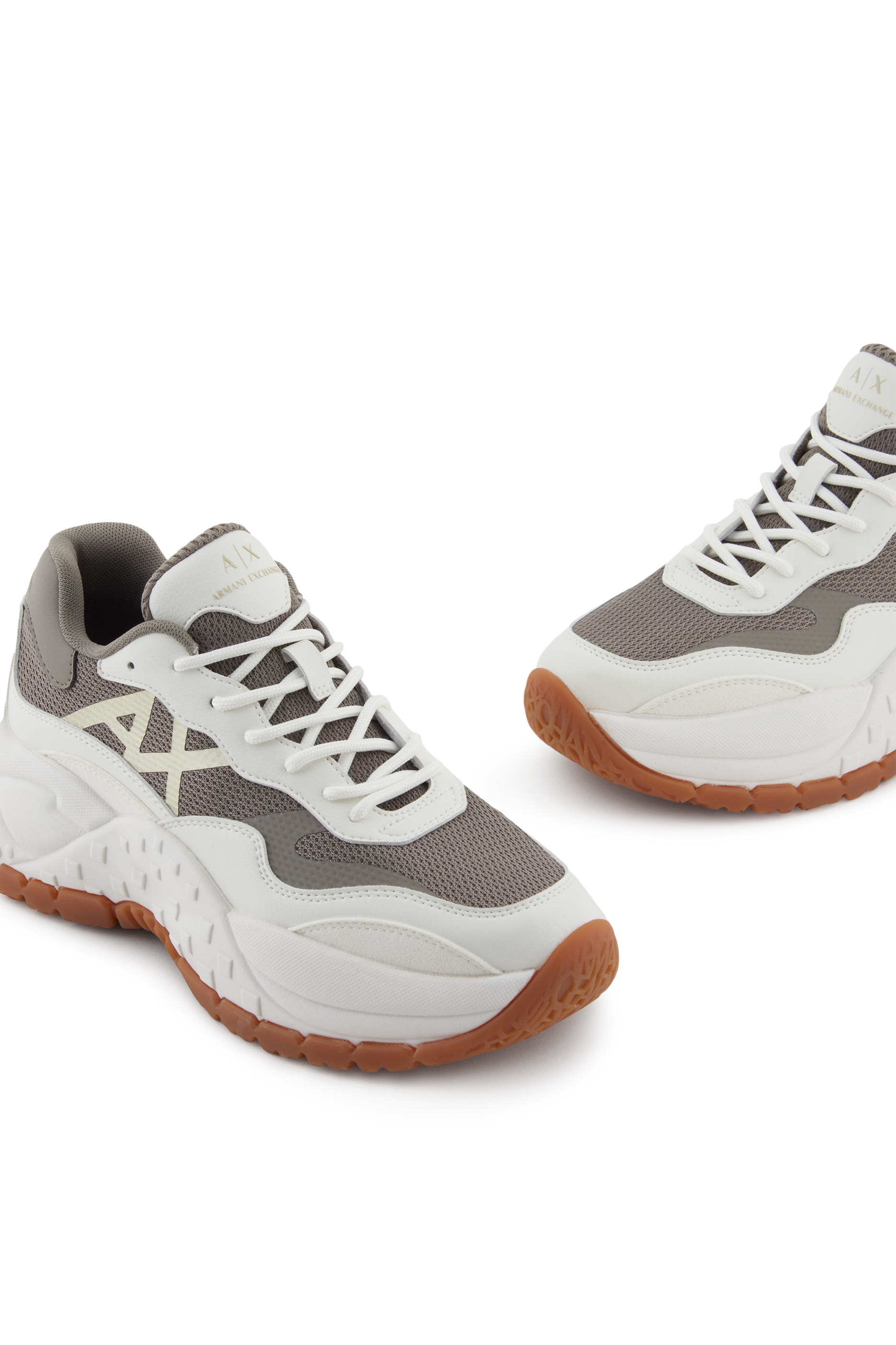 سنيكرز بنعل سميك وشعار الماركة