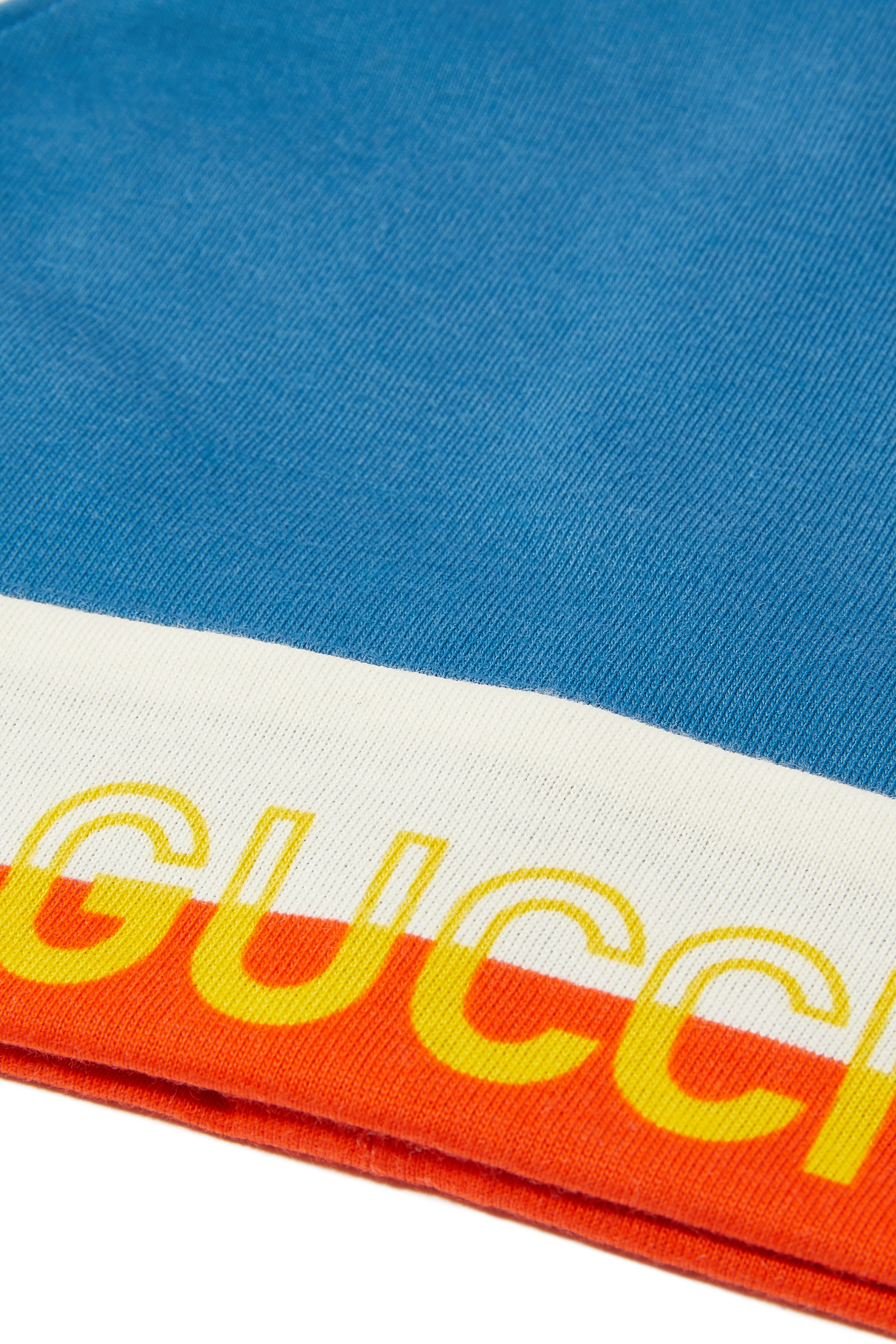 قبعة بيني للأطفال بحافة مزينة بشعار الماركة