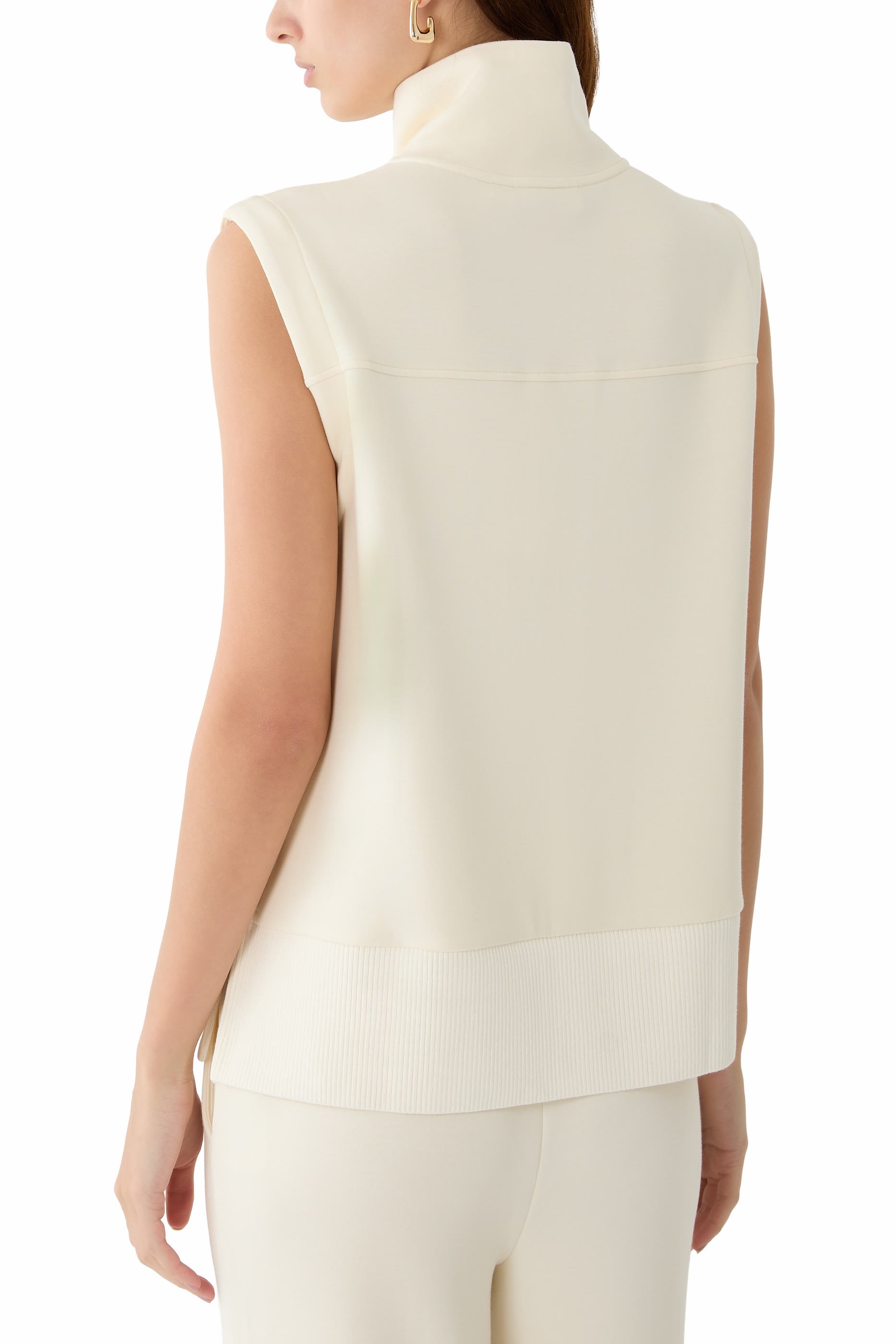 بلوزة كونال بأزرار بلا أكمام