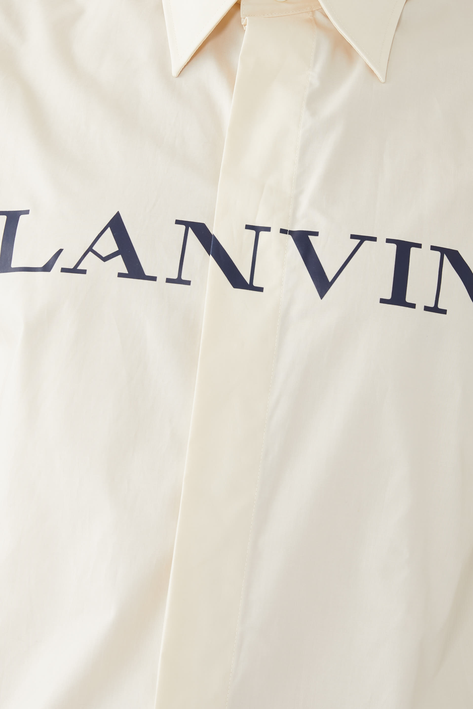 قميص بطبعة شعار الماركة