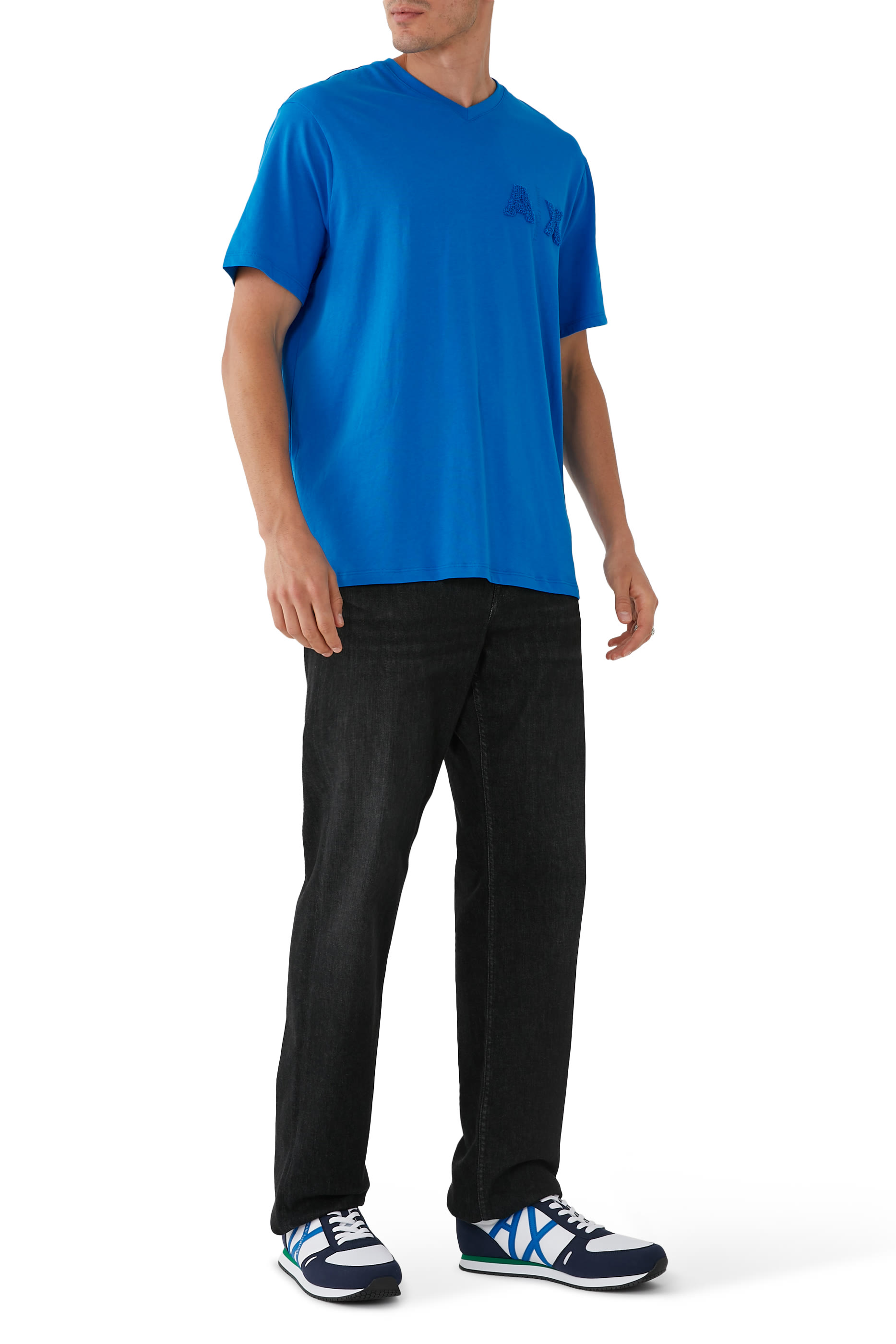 تيشيرت بقصة عادية بياقة على شكل حرفV بشعار الماركة