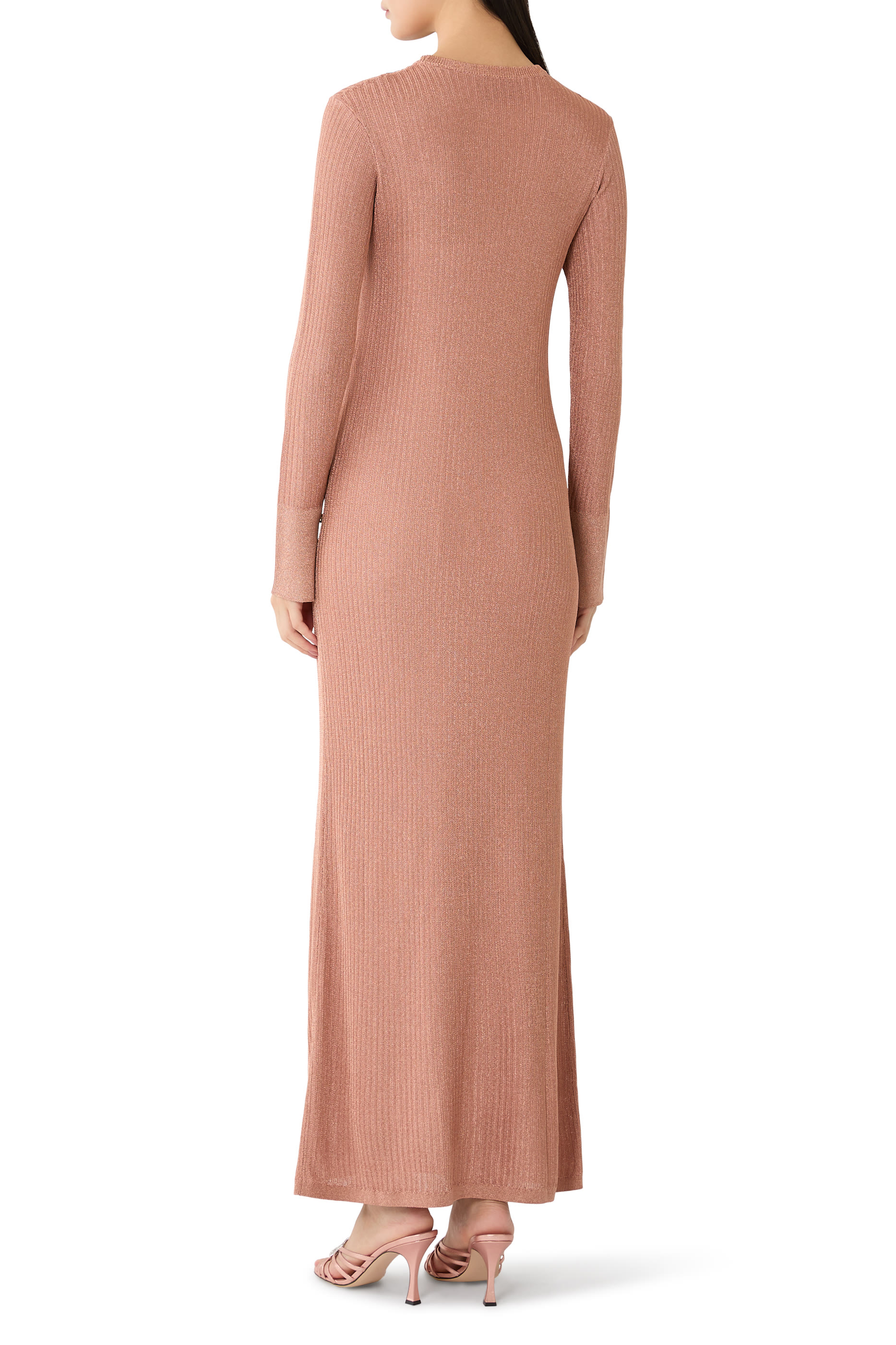 فستان بياقة ضيقة وأكمام طويلة