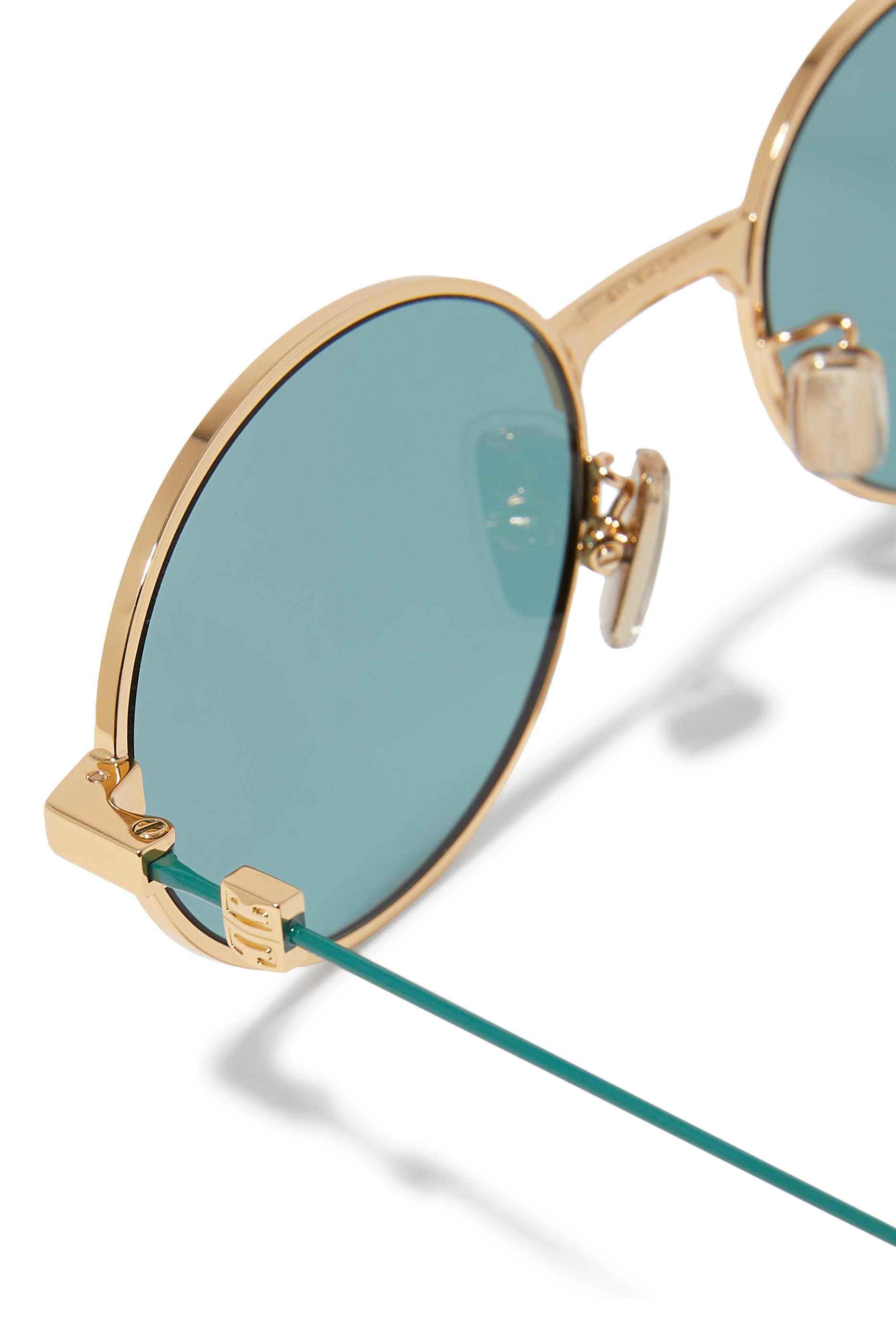 نظارة شمسية ذهبية بشعار الماركة