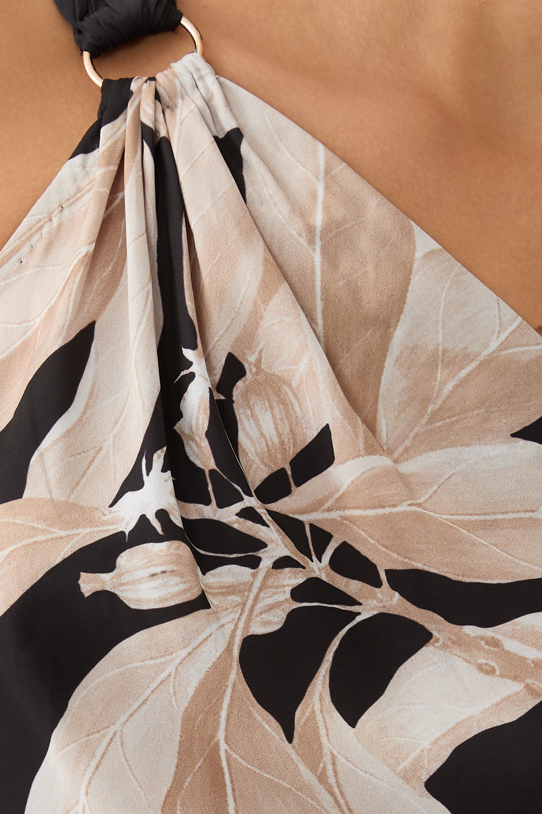 بلوزة نيرو بكتف مكشوف 