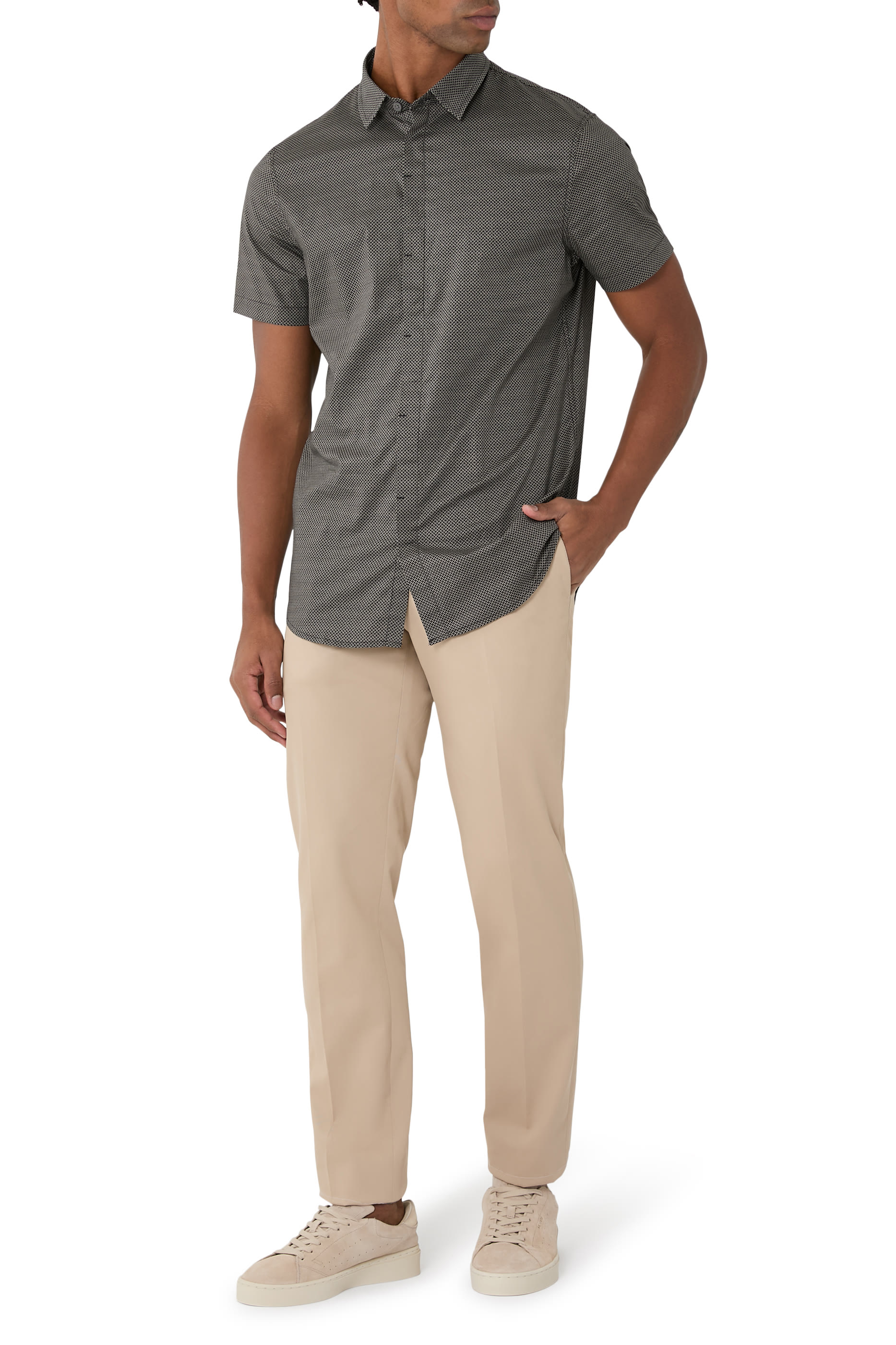 قميص بقصة ضيقة بأكمام قصيرة