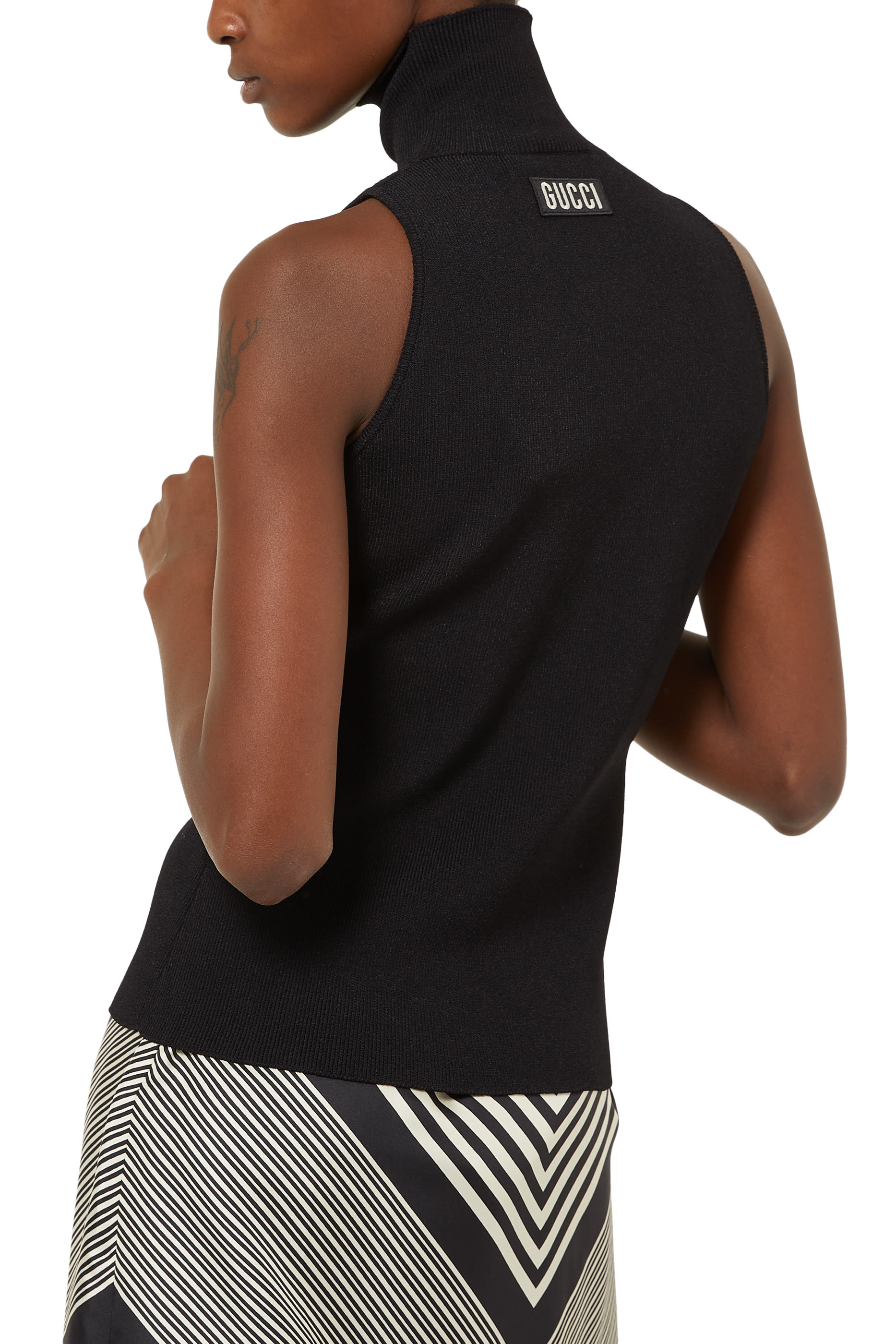 بلوزة منسوجة بياقة عالية