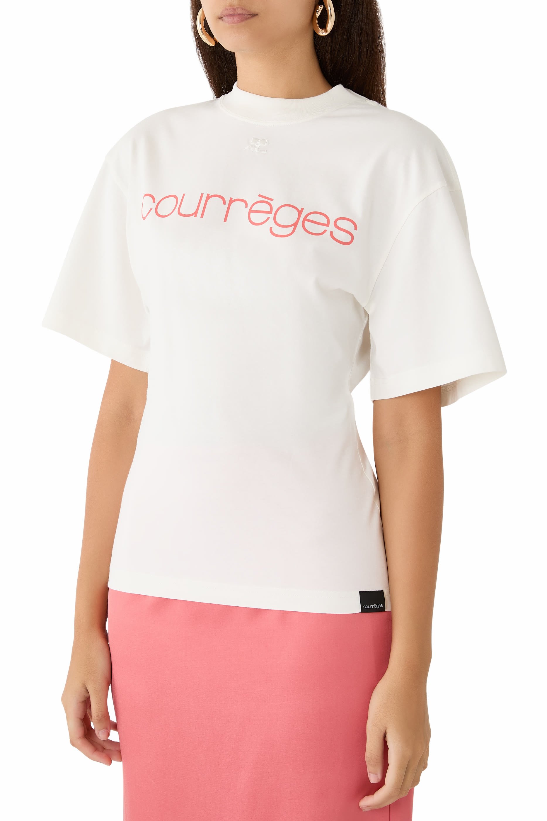 تيشيرت بقصة ضيقة عند الخصر ونقشة شعار الماركة