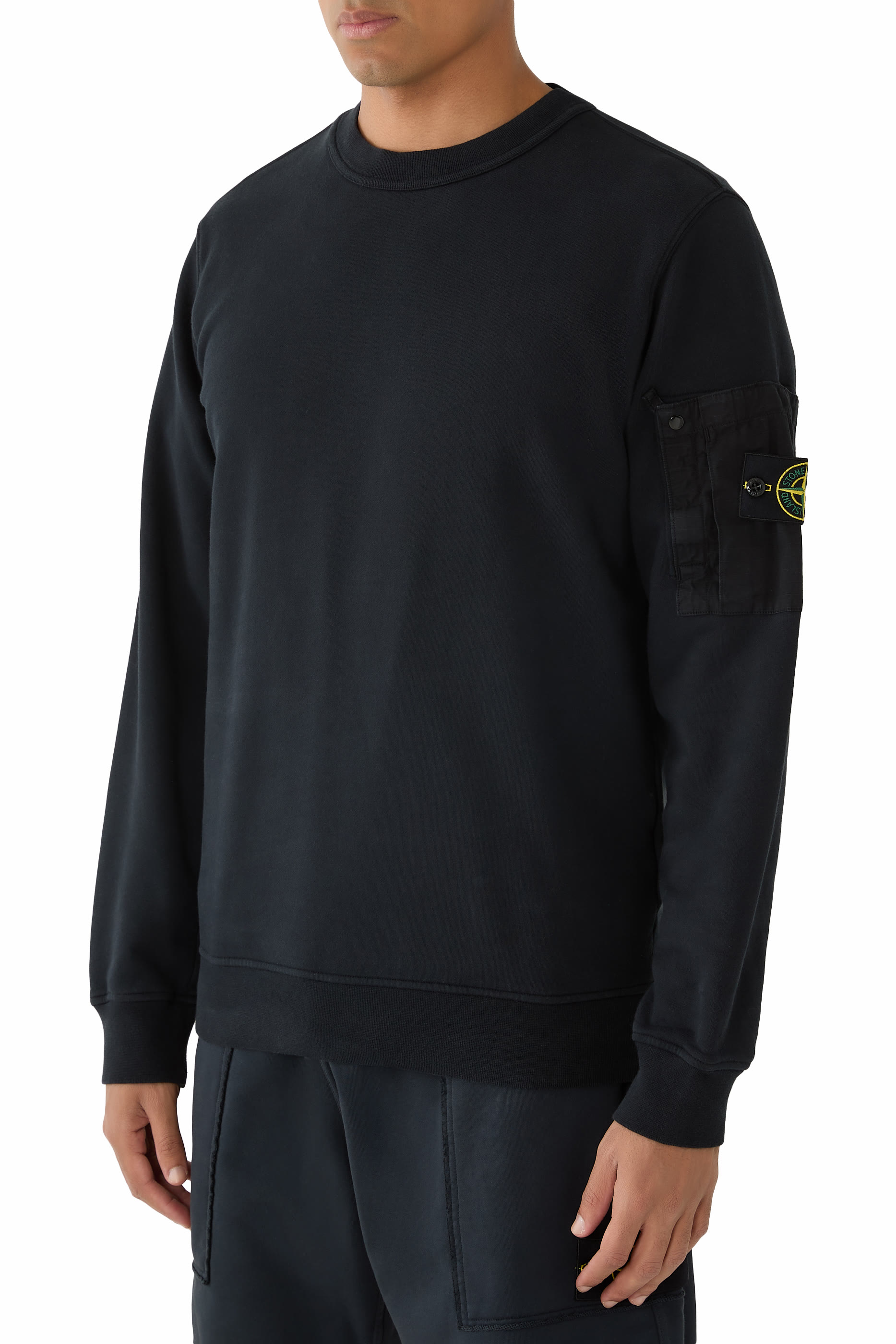 سويت شيرت بياقة ضيقة ورقعة شعار الماركة