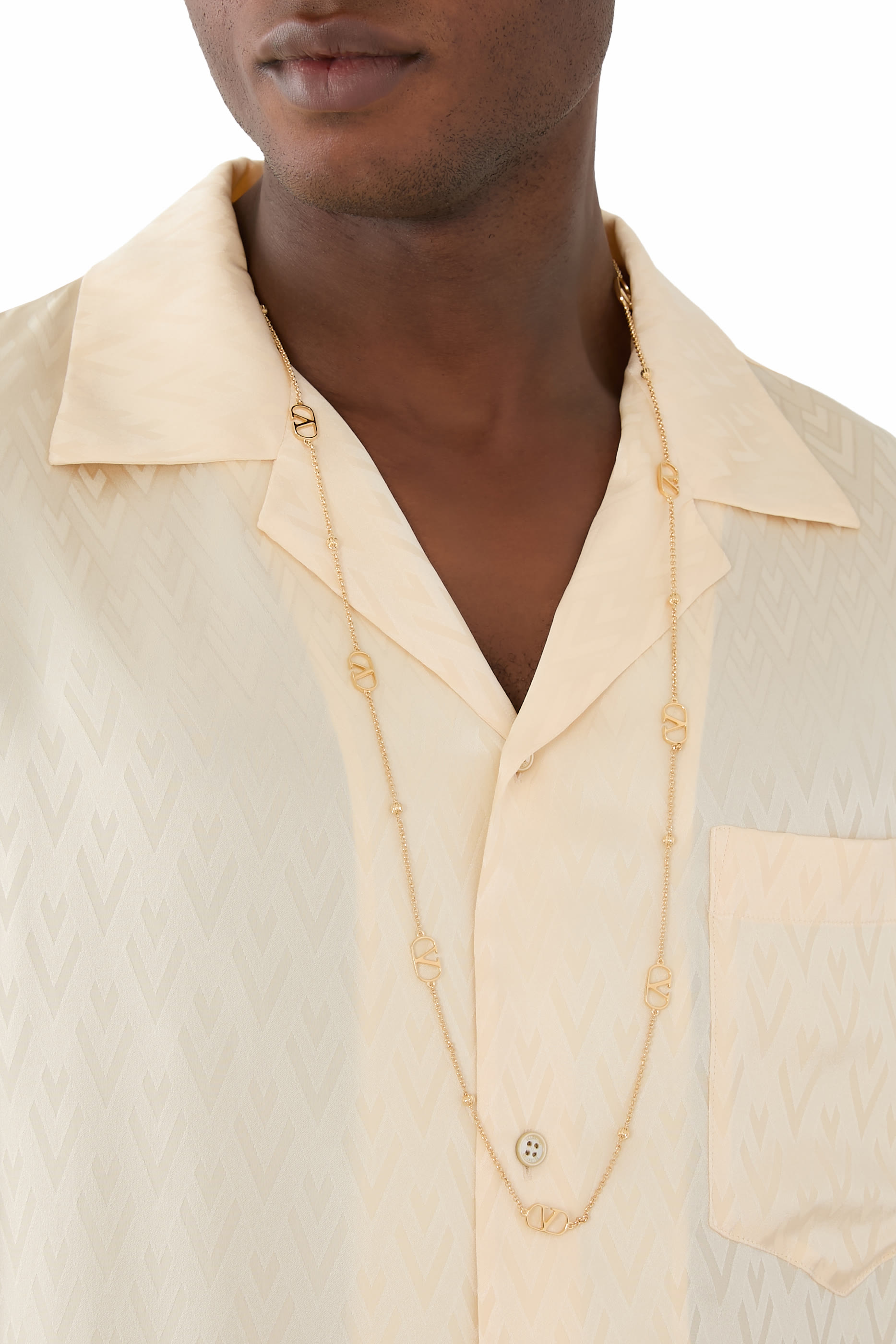 قلادة بشعار الماركة