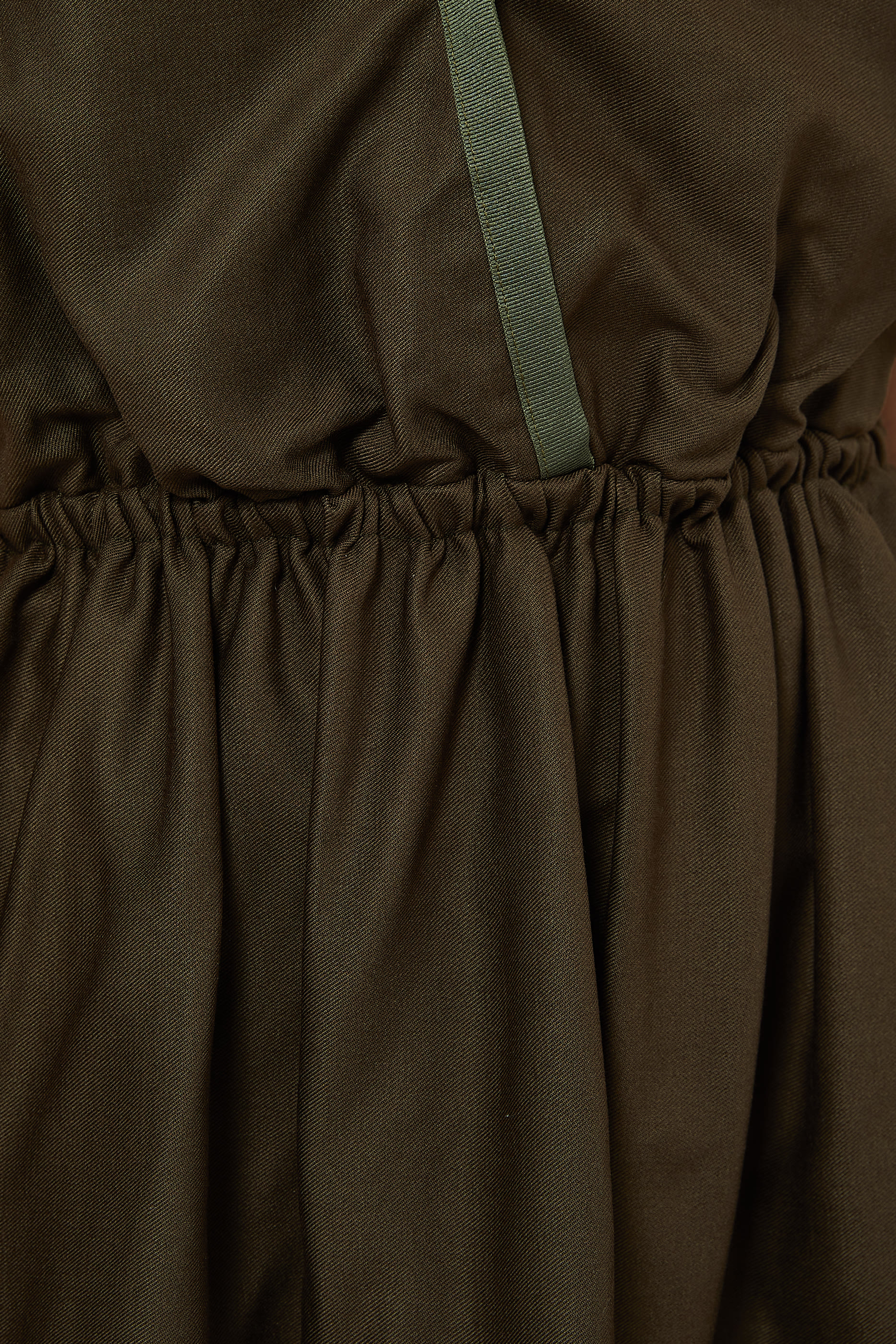 فستان واسع من الأسفل من تشكيلة كابسول الأساسية المستدامة