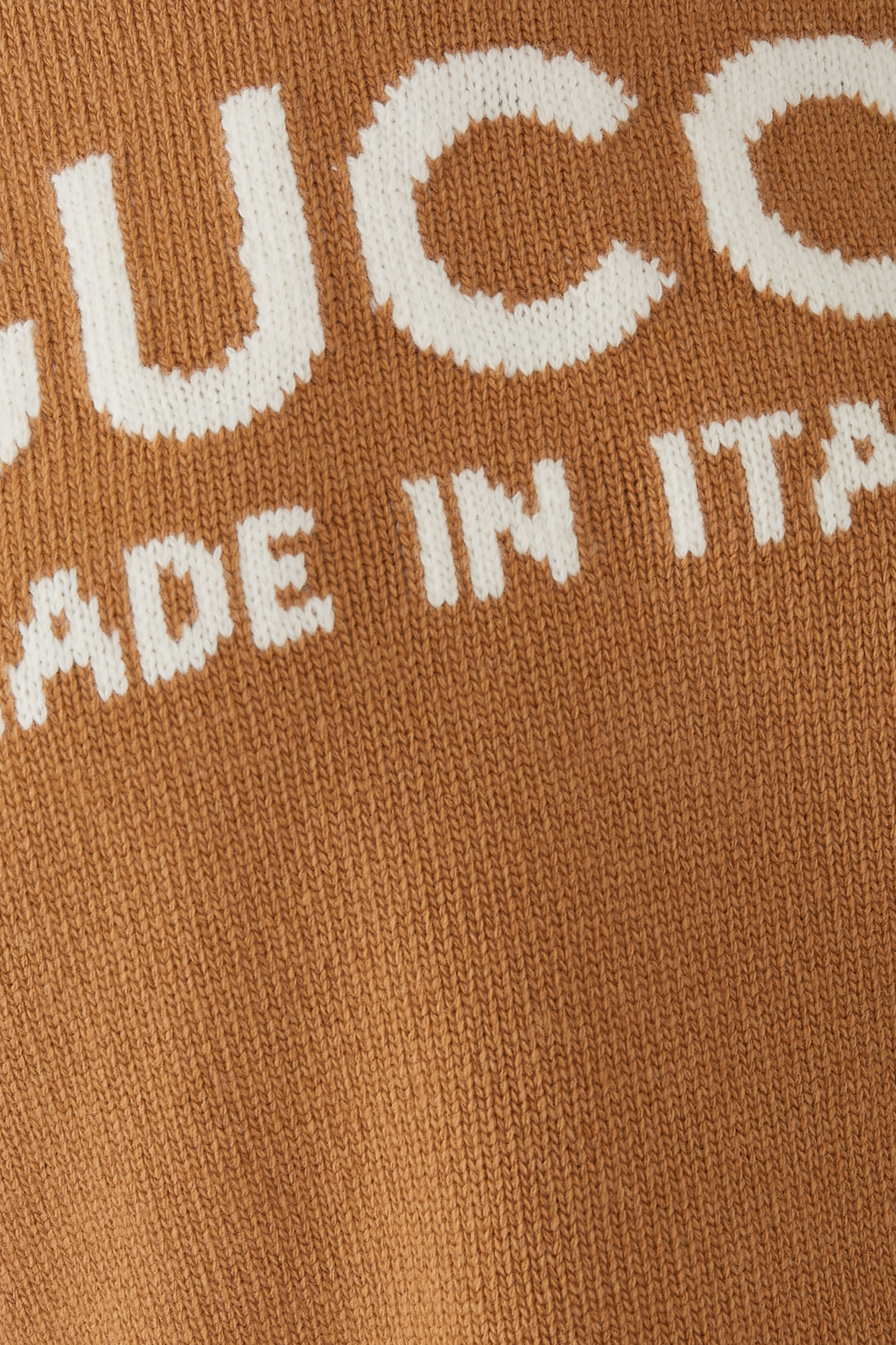 بلوزة صوف بشعار الماركة بتصميم إنتارسيا