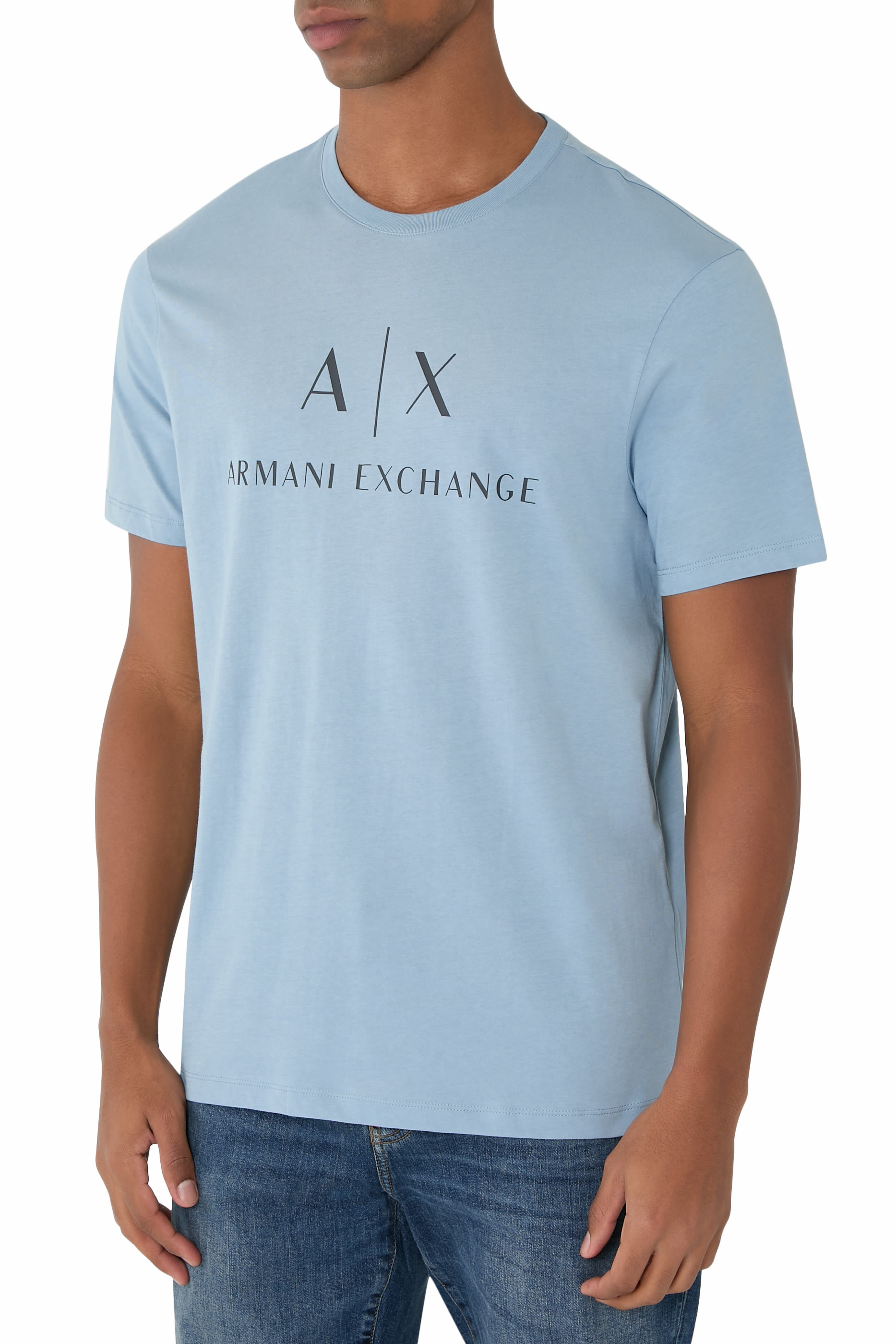 تيشيرت بشعار الماركة بقصة ضيقة جرسيه