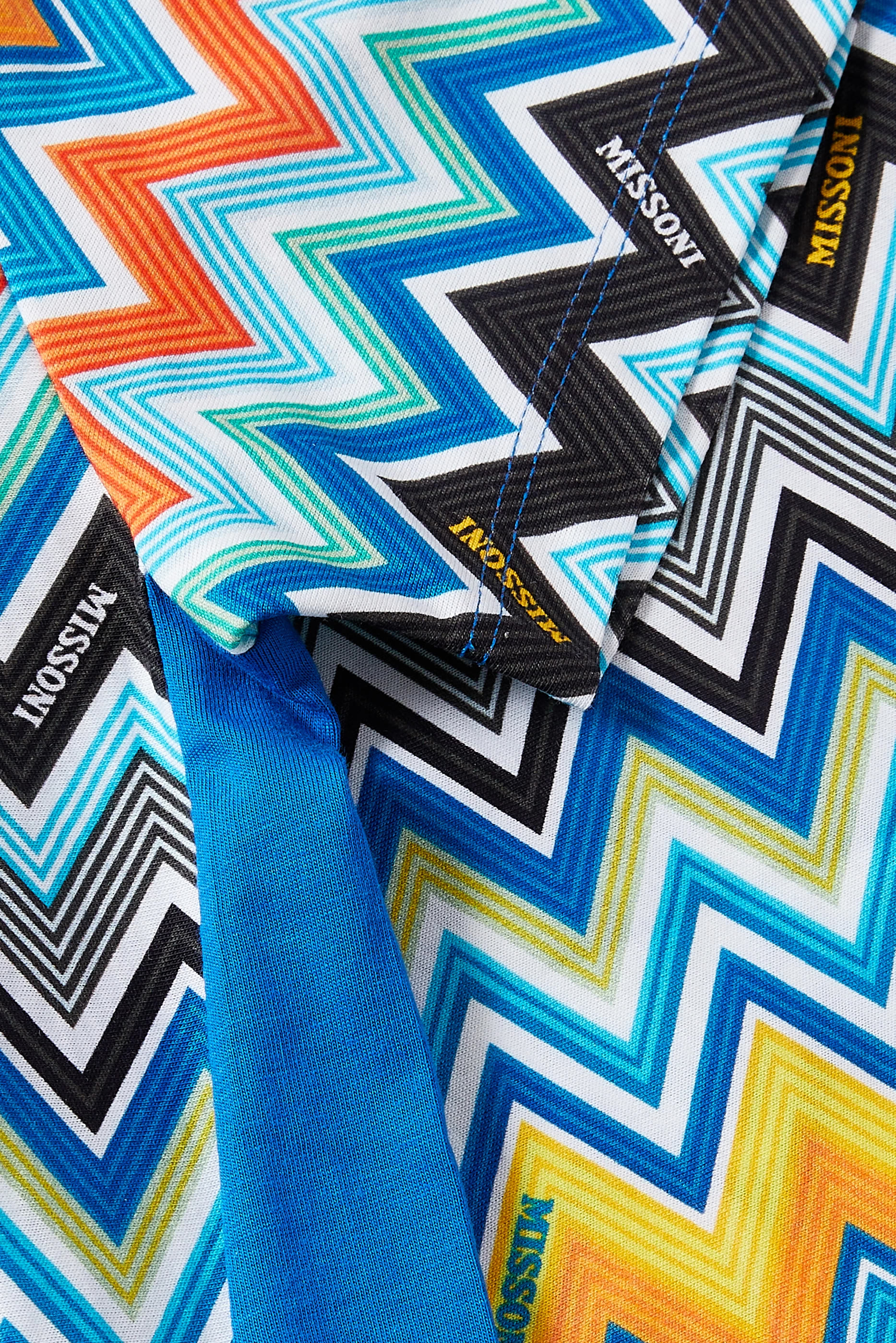 تيشيرت بطبعة خطوط متعرجة للأطفال