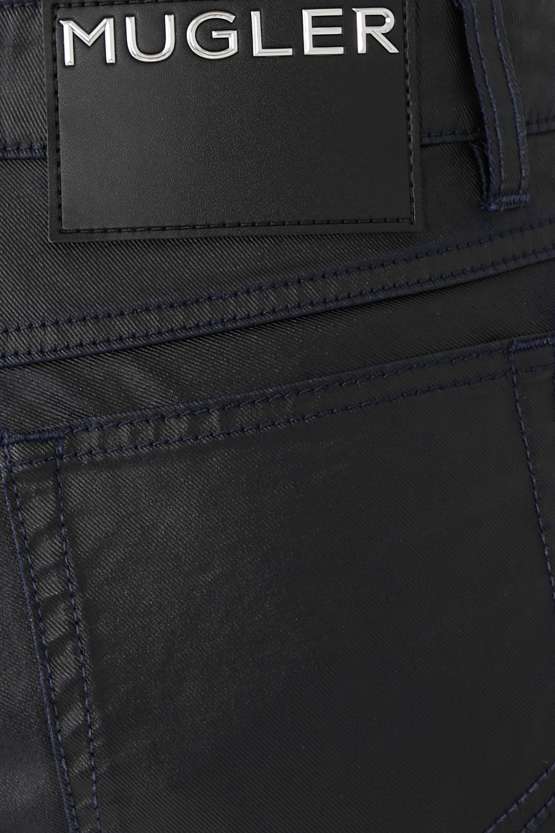 بنطال بقصة ساق مستقيمة