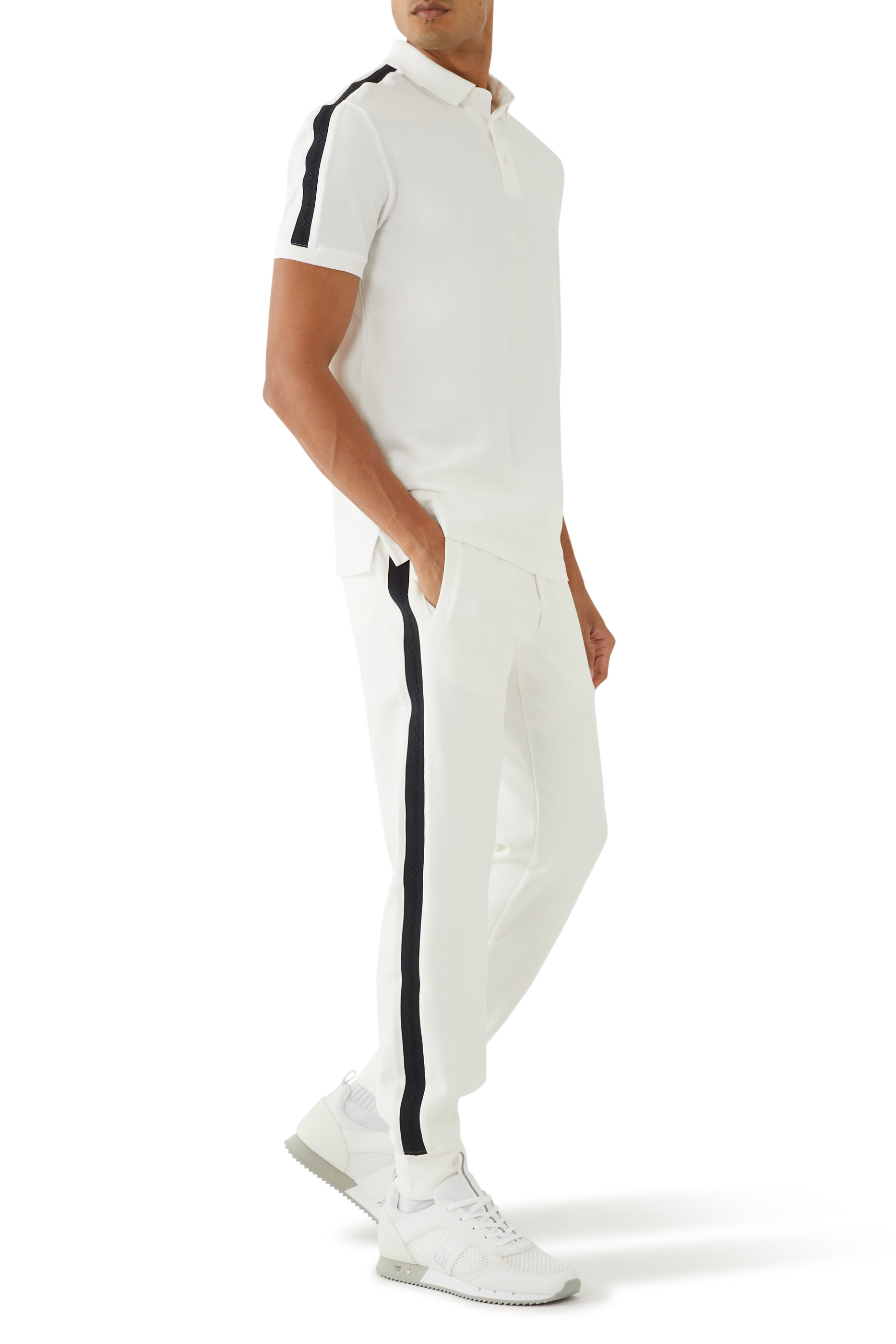 قميص بولو بشريط مطرز بشعار الماركة