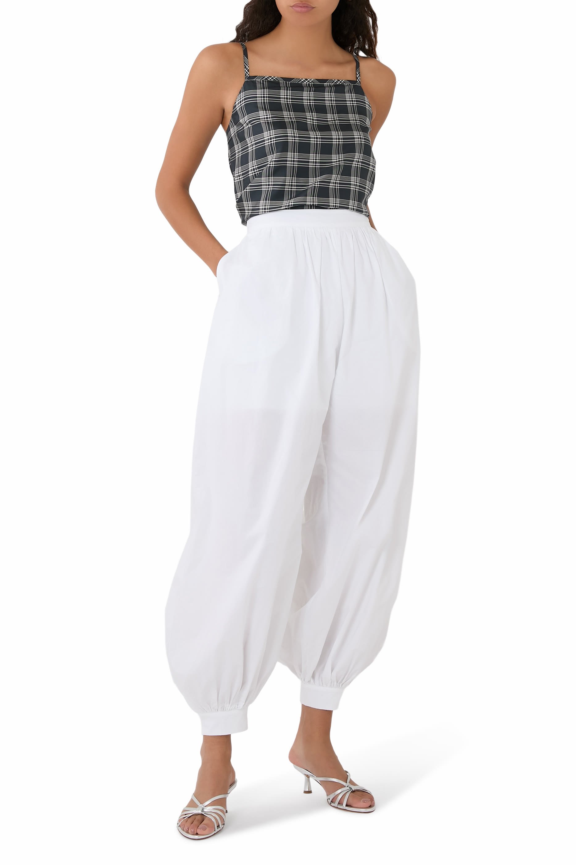 بلوزة بحمالات رفيعة ونقشة مربعات