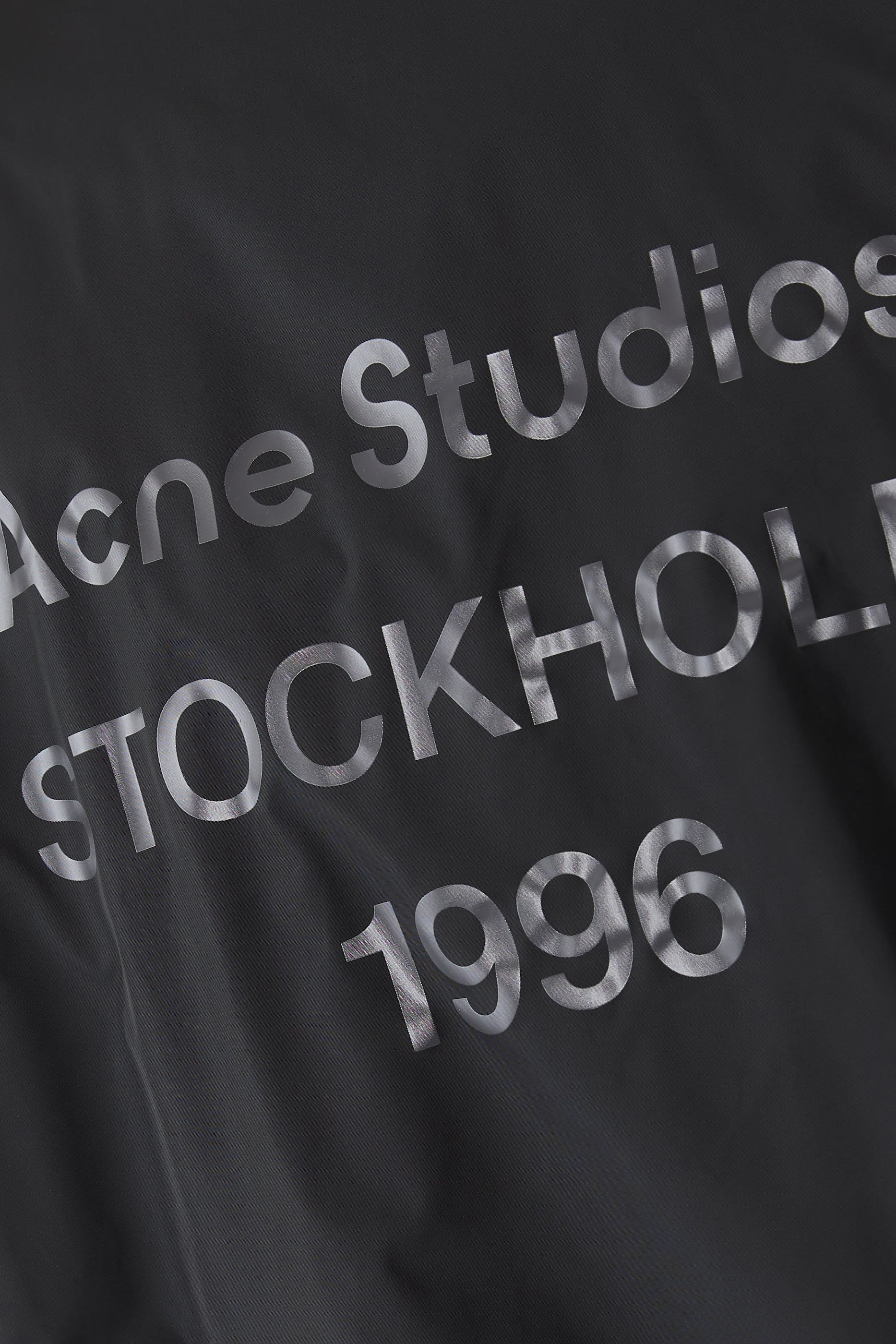 جاكيت بشعار الماركة خفيف الوزن