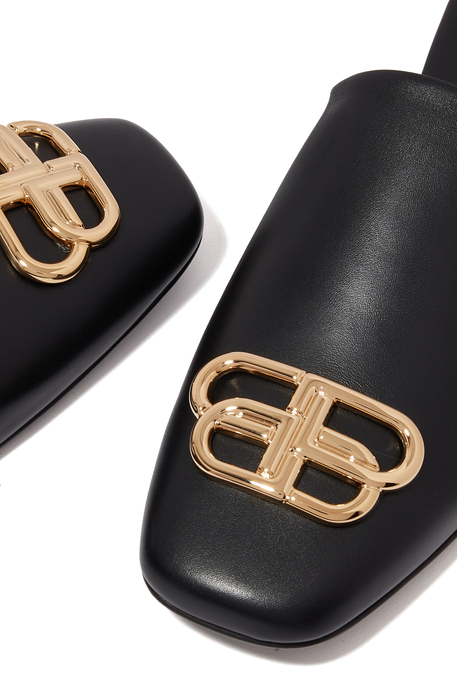 حذاء مريح مفتوح من الخلف بشعار حرفي الماركة