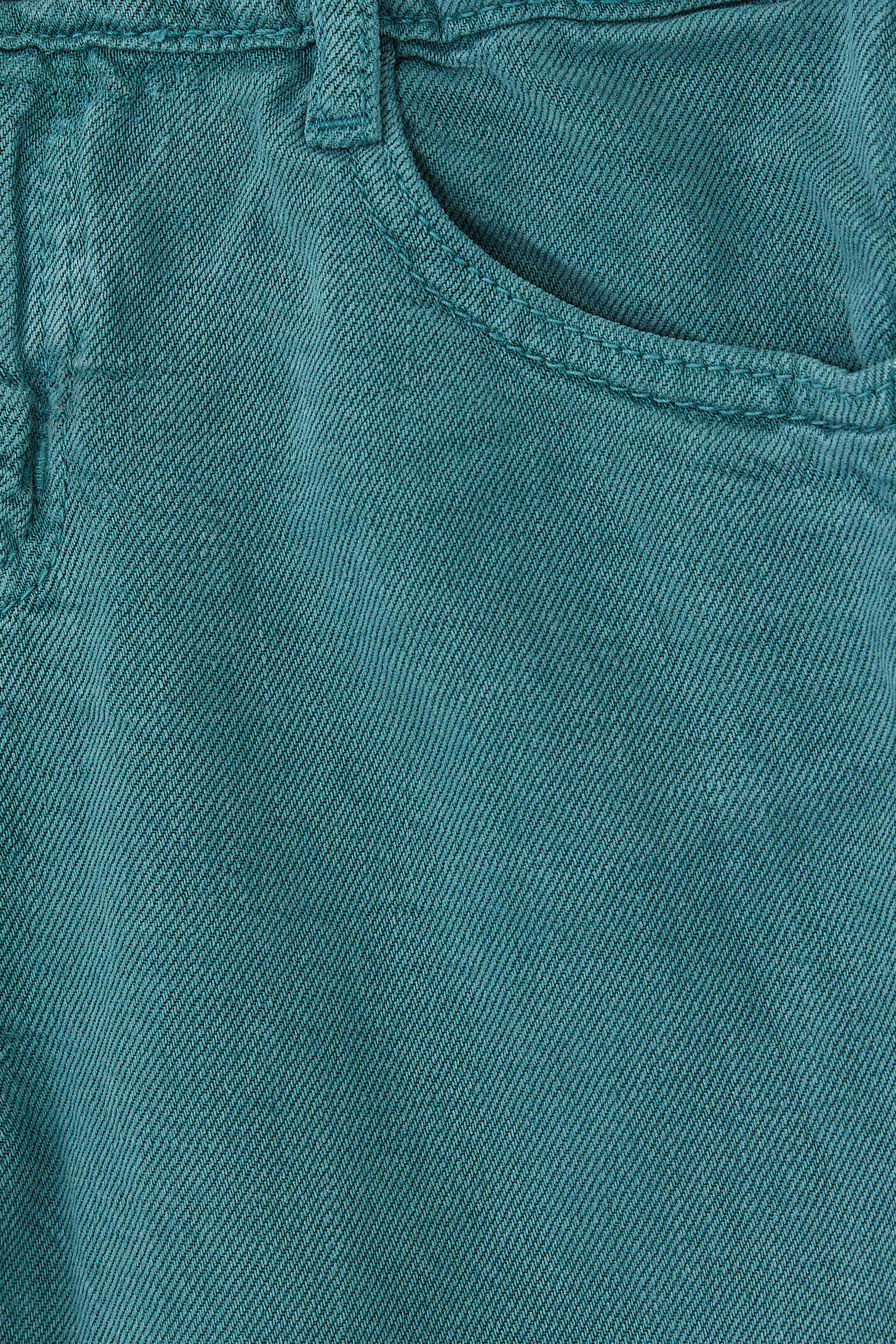 بنطال جينز بتفاصيل شعار الماركة للأطفال