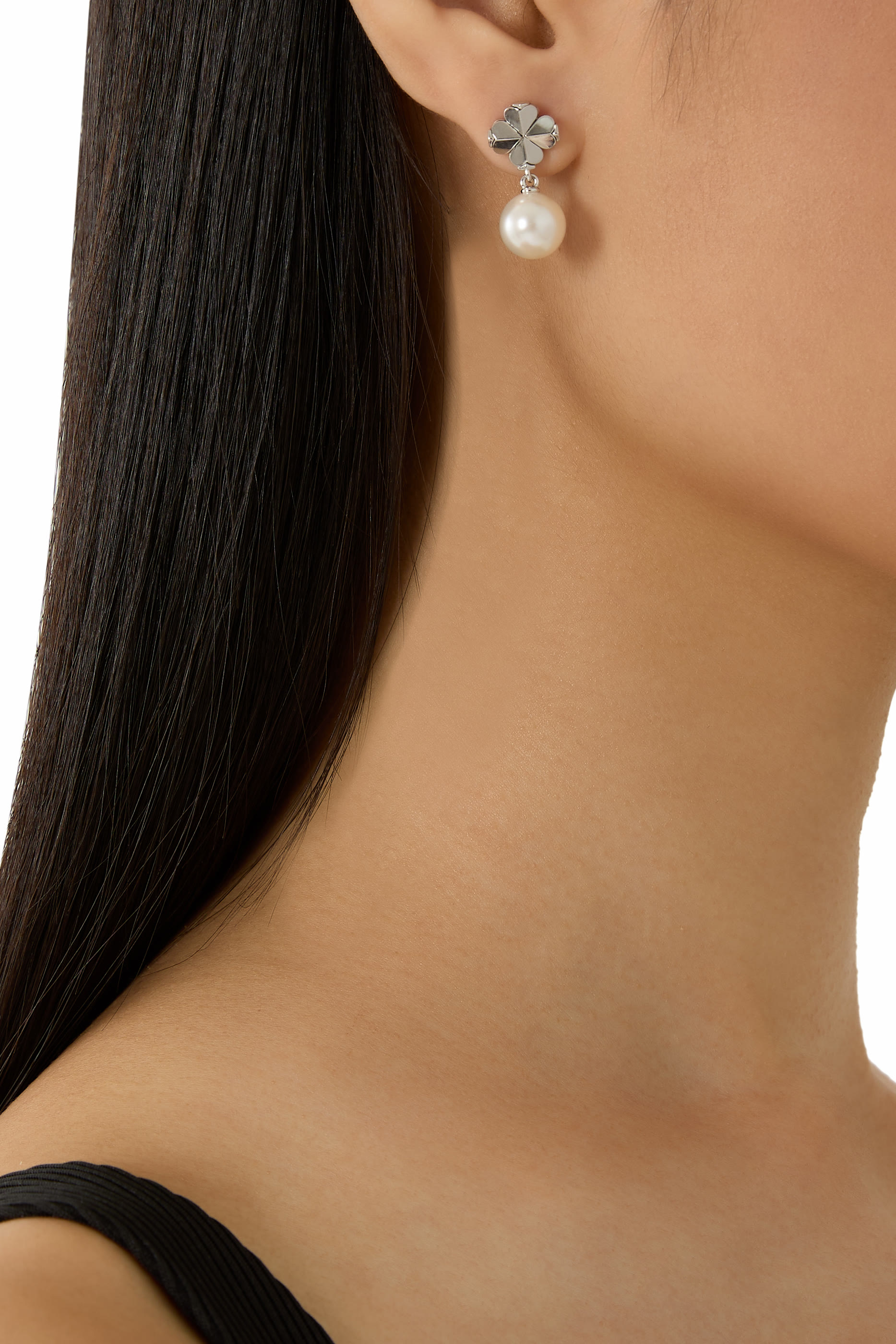 أقراط متدلية بحلي بتصميم زهرة بالشكل البستوني ولؤلؤ