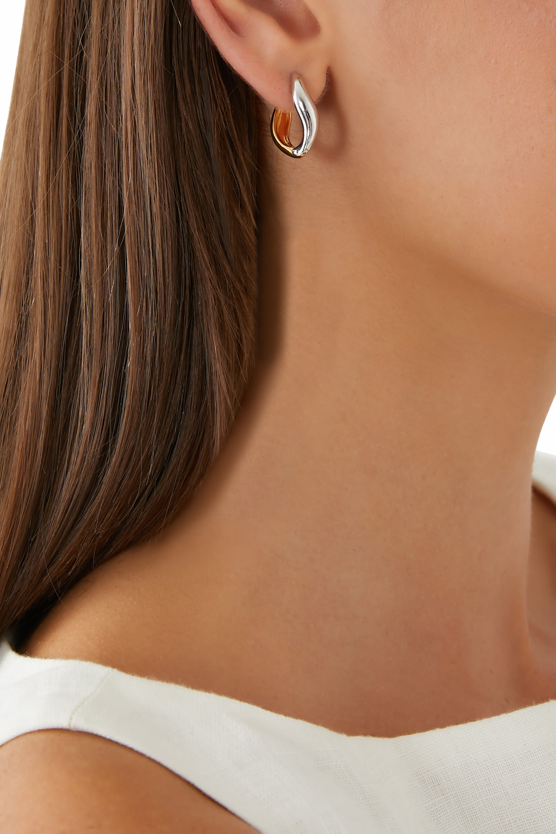 أقراط مستديرة صغيرة سافي سيجنيتشر، طلاء ذهب معاد تدويره عيار 18، وطلاء روديوم على النحاس