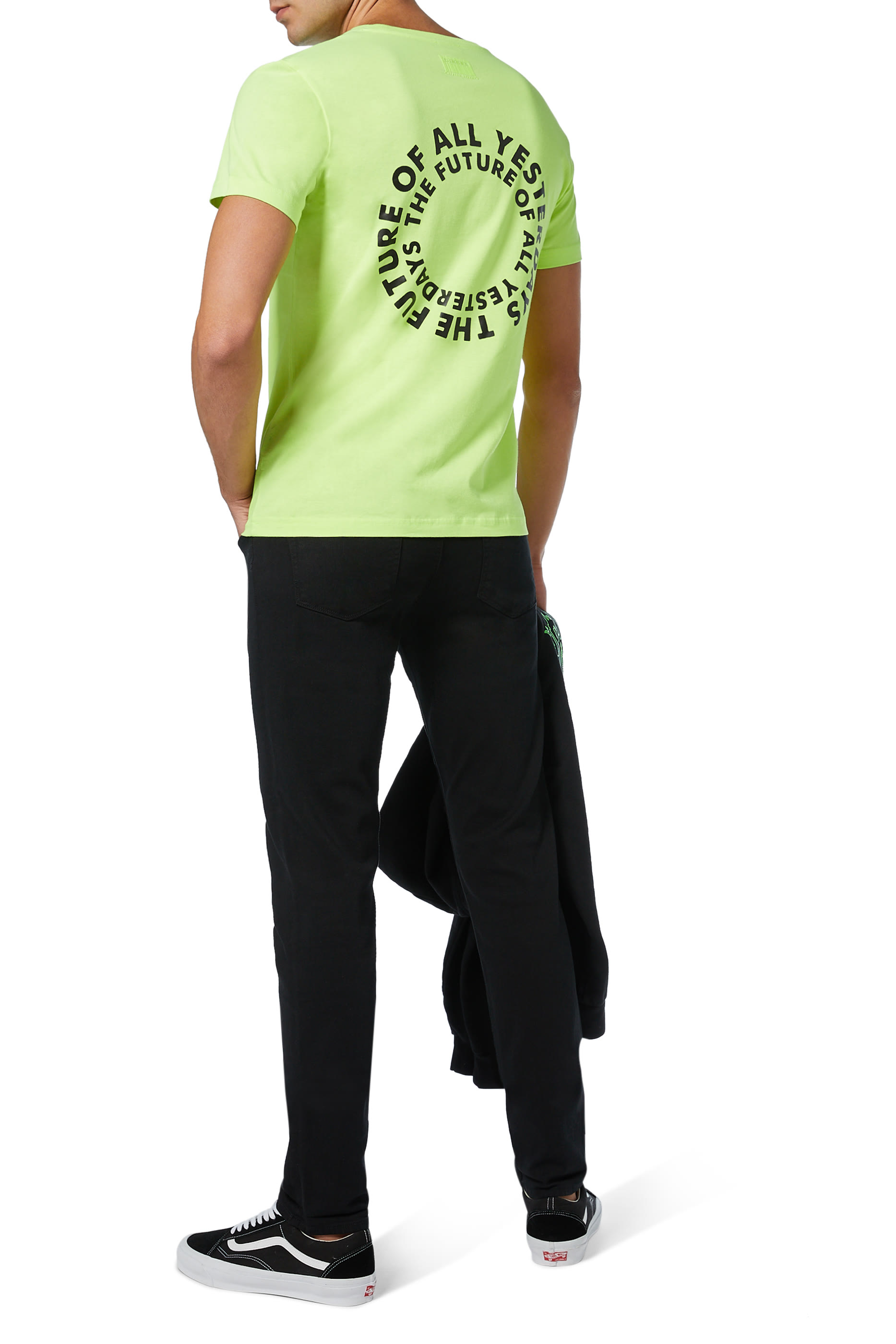 بنطال جينز بقصة ضيقة