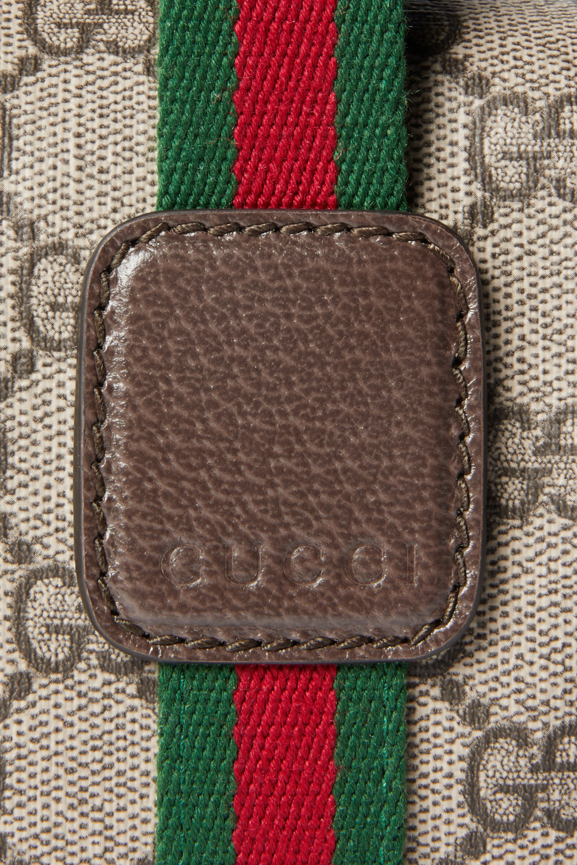 حقيبة يد صغيرة مزينة بشعار الماركة