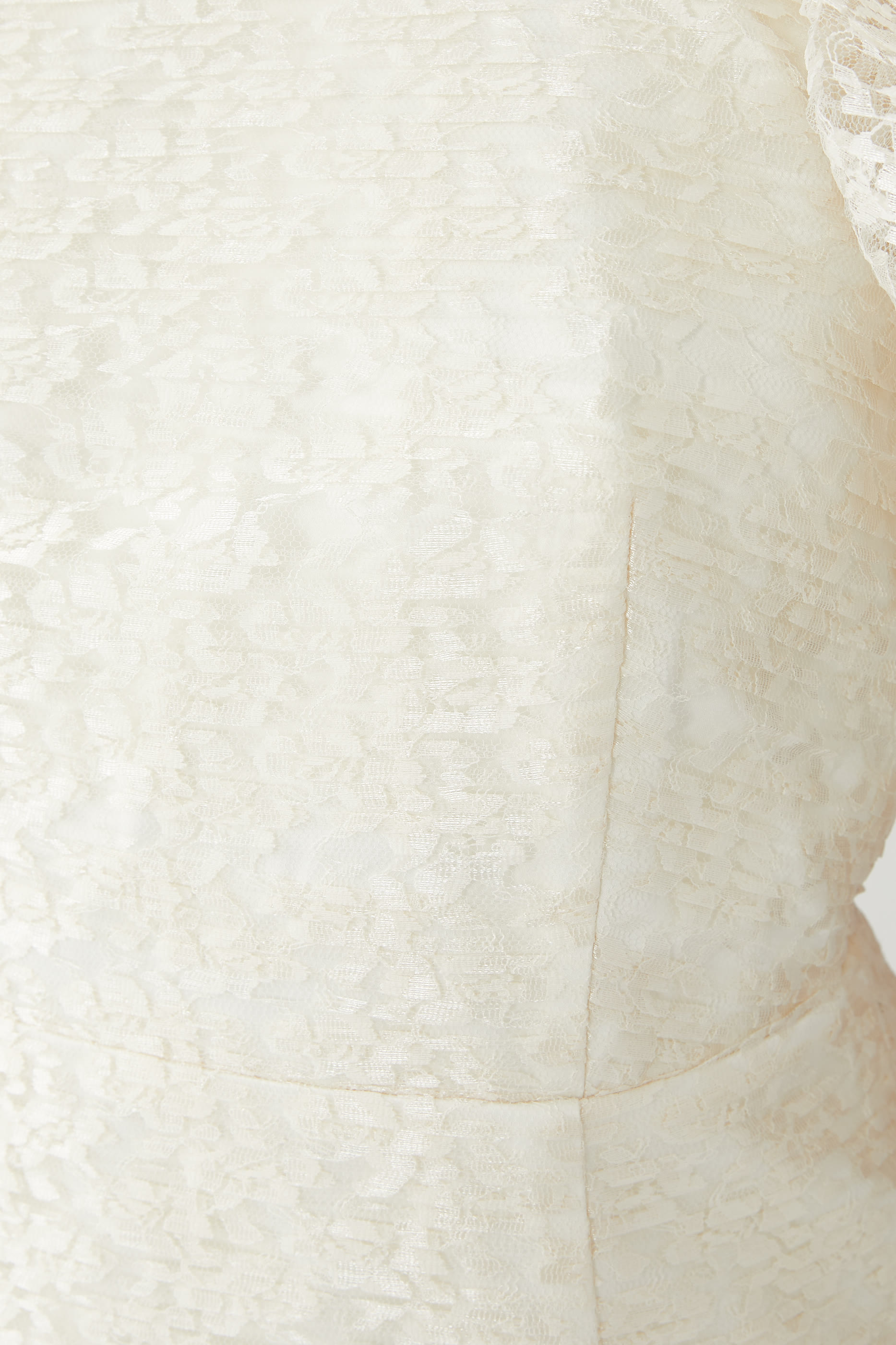 فستان قصير بطيات ودانتيل