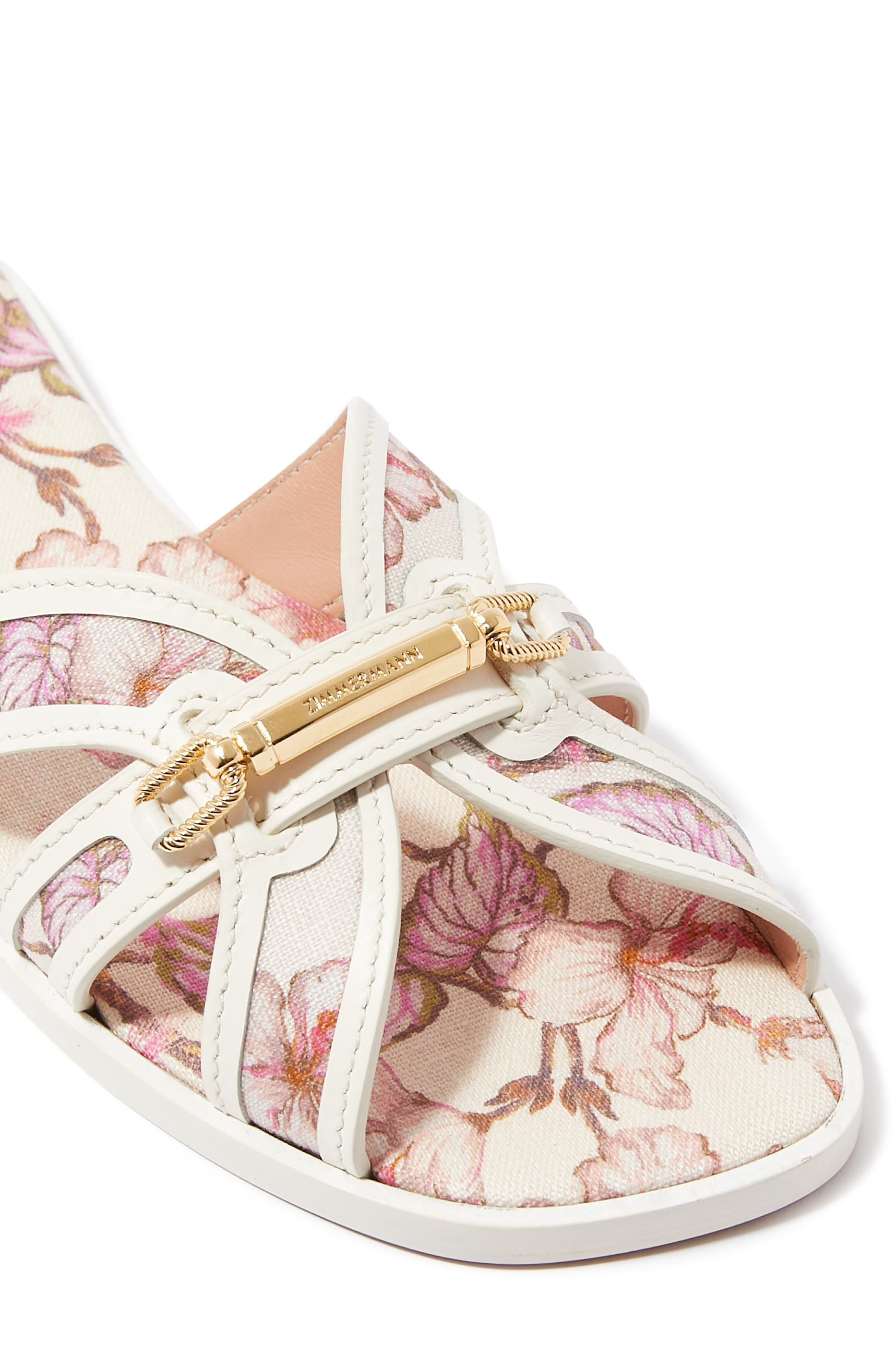 صندل بحلية موشورية مع كعب مسطح ونقشة زهور